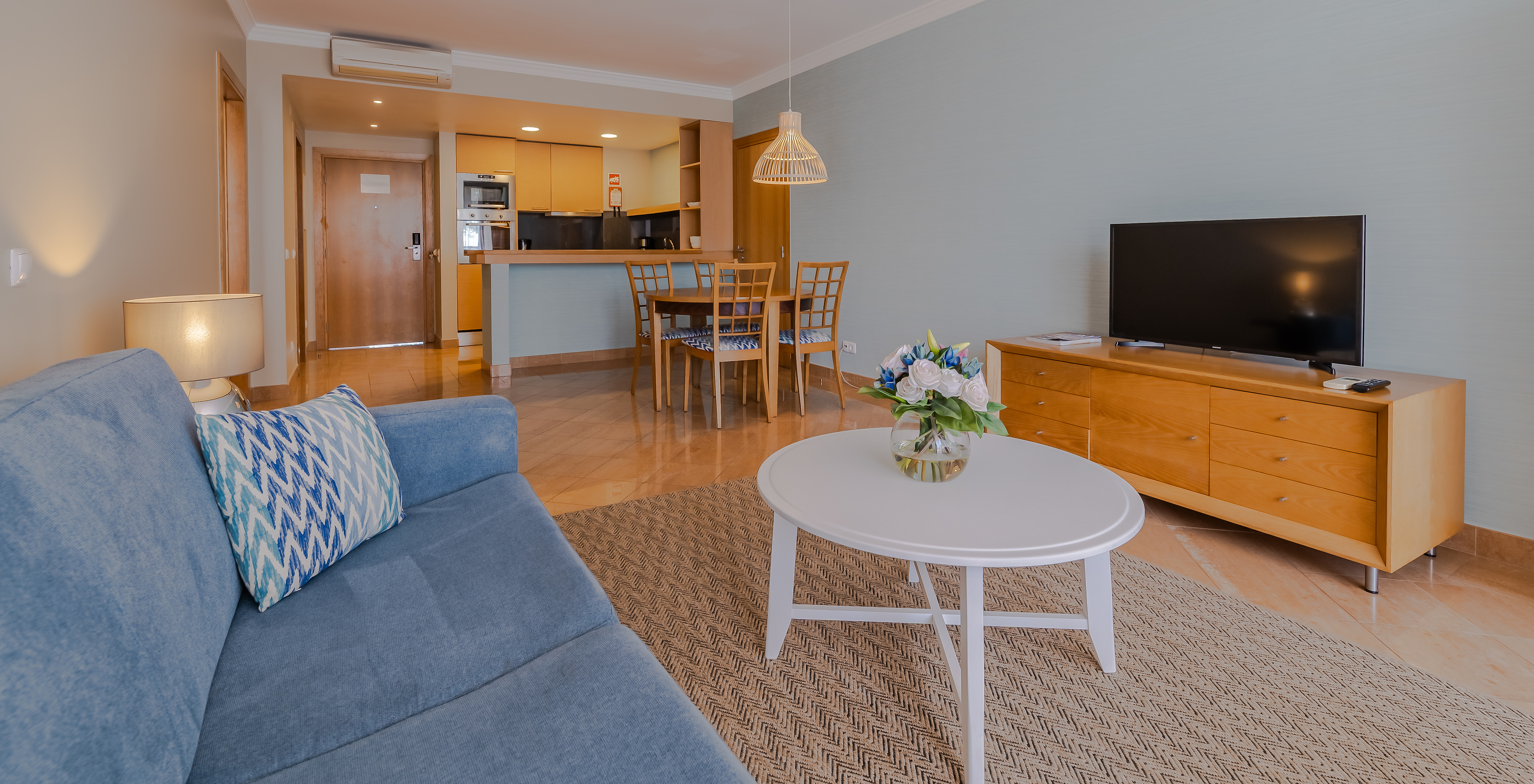 O T1 - com 1 Quarto do Pestana Alvor Park tem sala com sofá, mesa de jantar e kitchenette com balcão e micro-ondas
