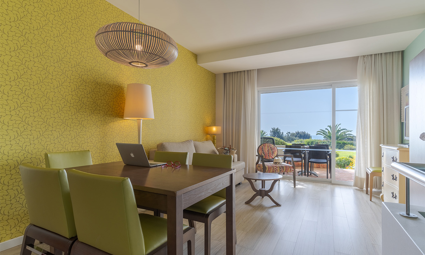 A Suite T1 Duplex Vista Mar do Pestana Alvor Praia tem sala com mesa de jantar e cadeiras, sofá, mesa de centro e varanda 