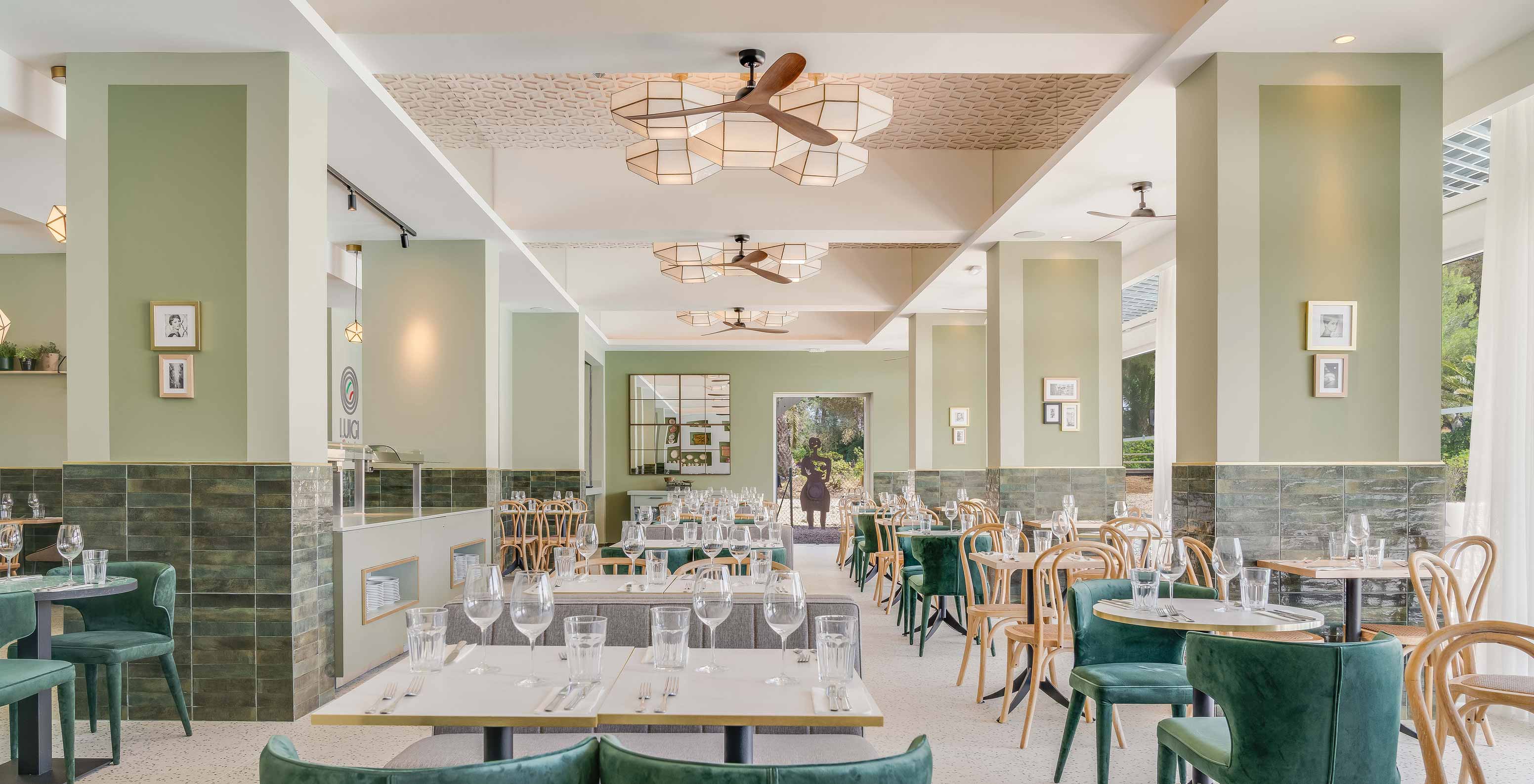 O restaurante Luigi, do Hotel Tudo Incluído no Algarve, tem mesas com sofás e cadeiras confortáveis para fazer uma refeição