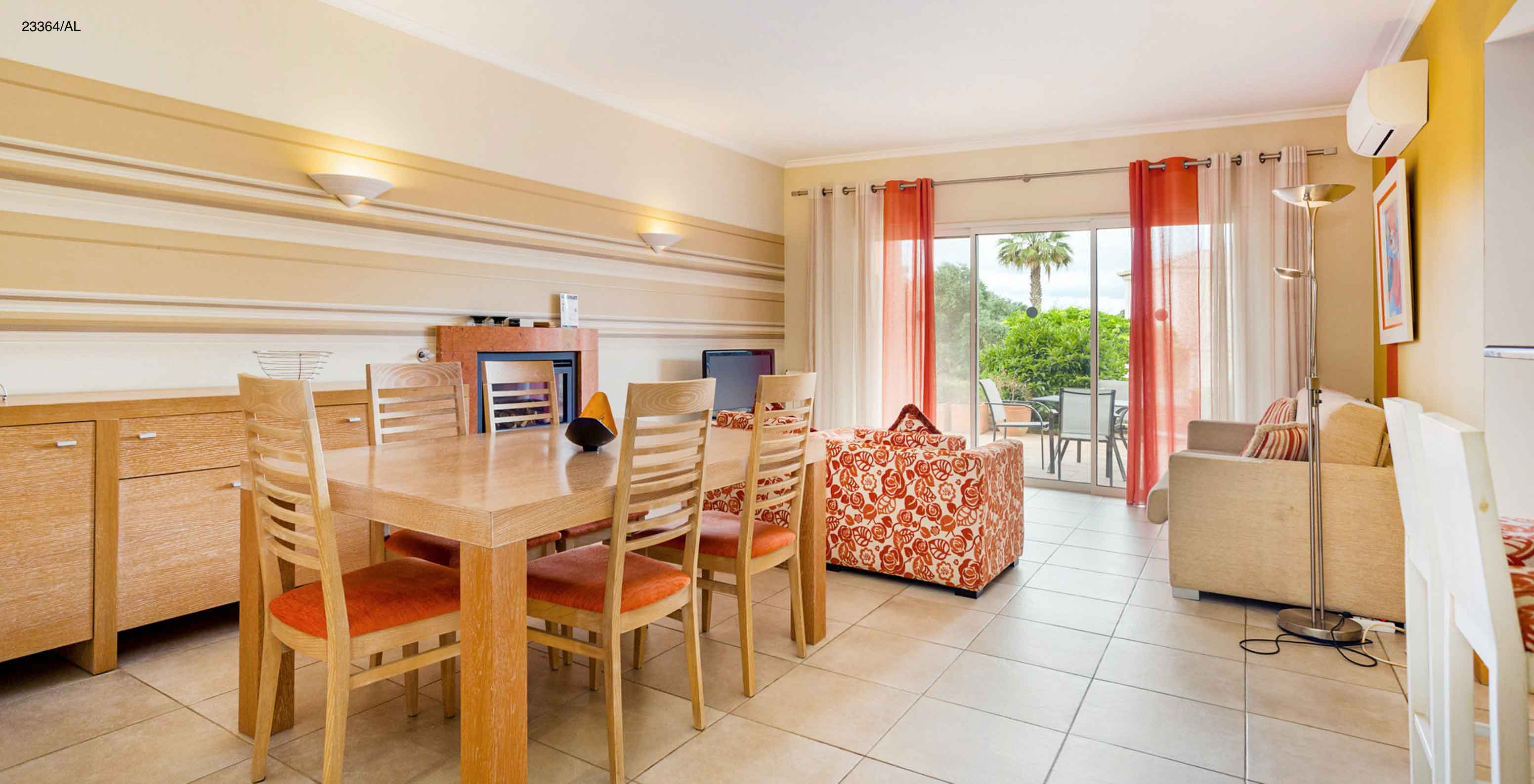 O Apartamento T1 Standard do Pestana Carvoeiro Golfe tem uma sala de jantar com cinco cadeiras e um sofá