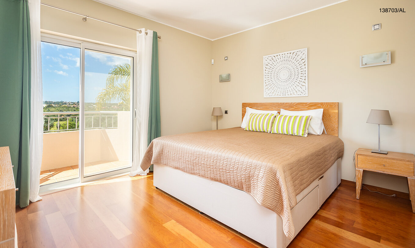 O Apartamento T2 Superior do Pestana Carvoeiro Golfe tem um quarto com uma cama de casal, mesa de cabeceira e varanda