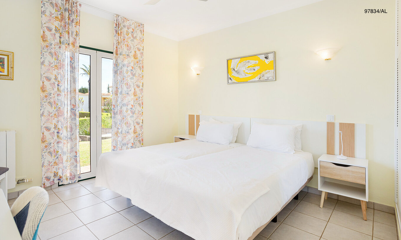 O Apartamento T2 Superior do Pestana Carvoeiro Golfe tem um quarto com duas camas individuais mesa de cabeceira