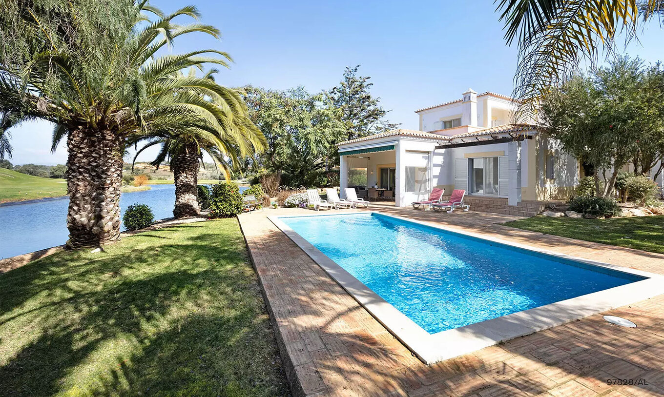 A Moradia V3 Standart do Pestana Carvoeiro Golfe tem um pátio exterior com relva e uma piscina retangular 