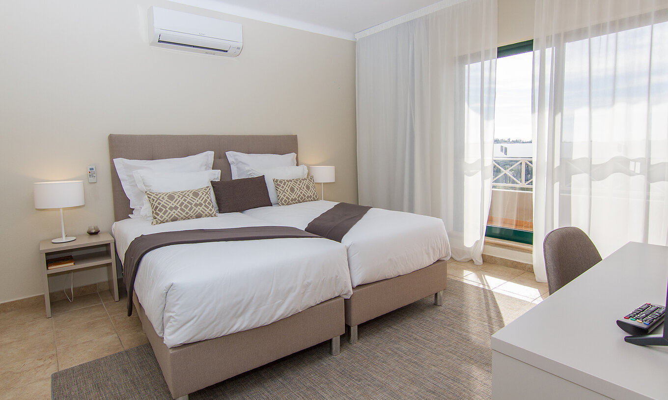 A Villa V3 do Pestana Gramacho Residences tem um quarto com duas camas individuais, ar condicionado e uma janela