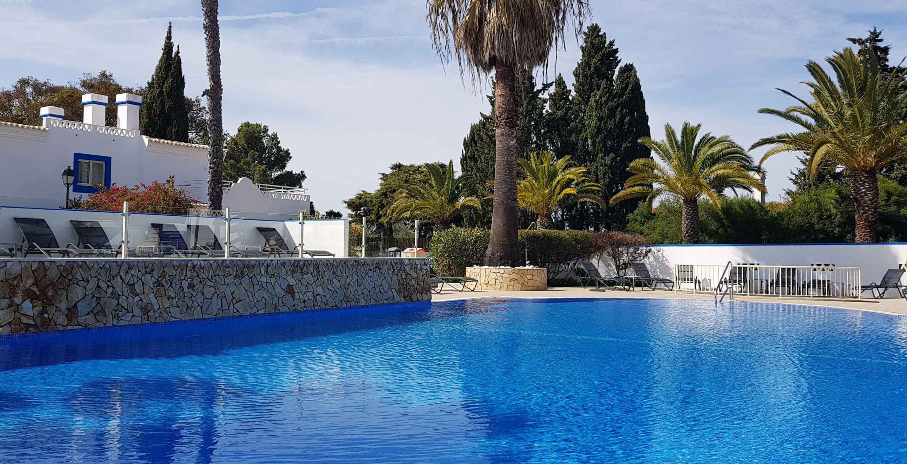 Pestana Palm Gardens, Hotel 4 Estrelas no Carvoeiro, Algarve, com piscina exterior rodeada por palmeiras