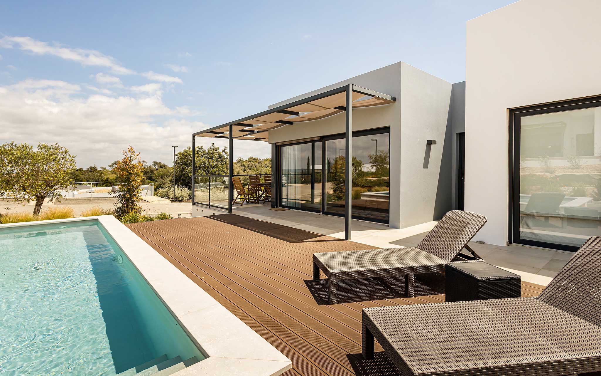 Terraço moderno do Pestana Valley Nature Village que tem Villas no Algarve, com Piscina e ambiente natural