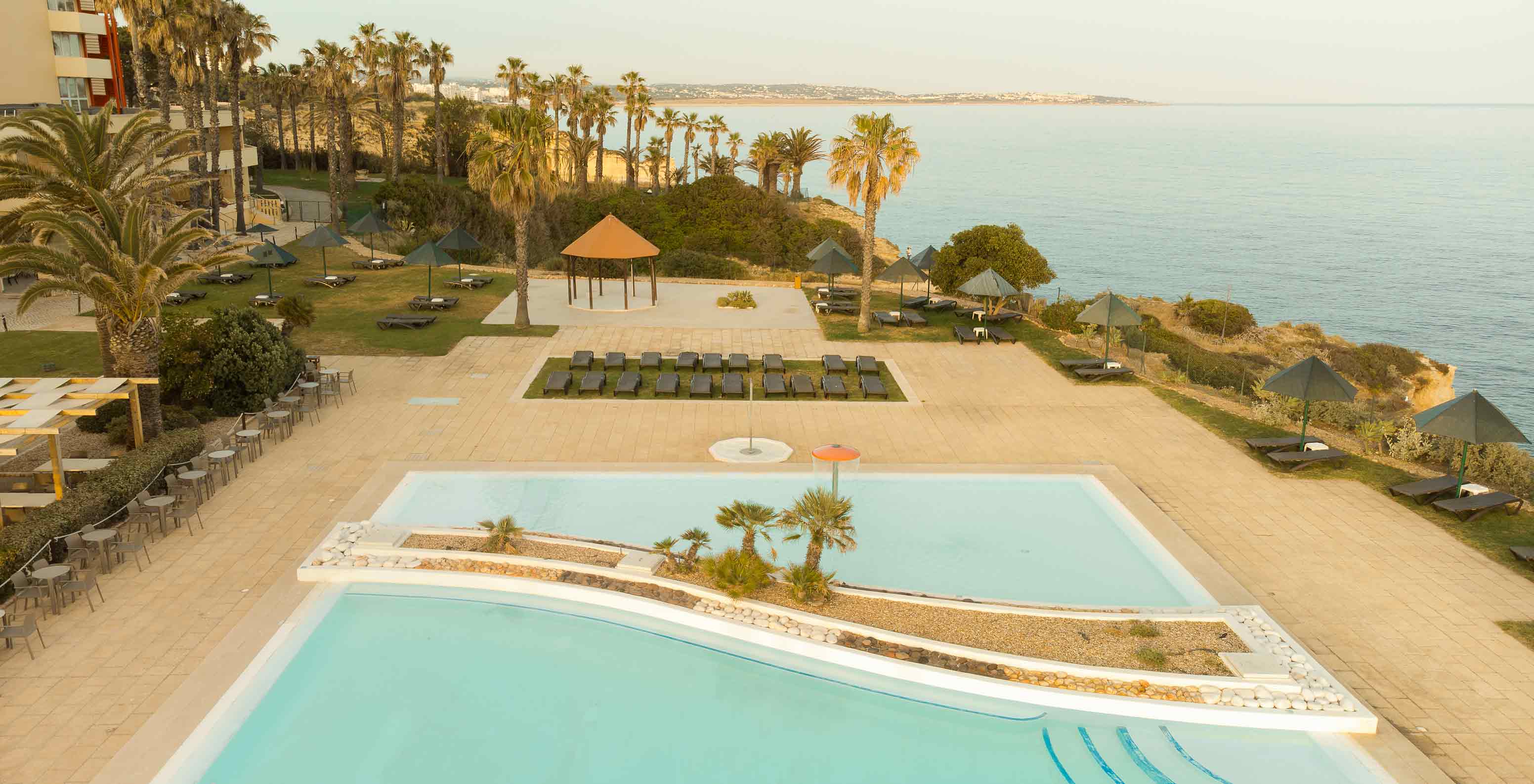 Piscina exterior do hotel Pestana Viking no Algarve, onde os hóspedes podem desfrutar de vista para o mar