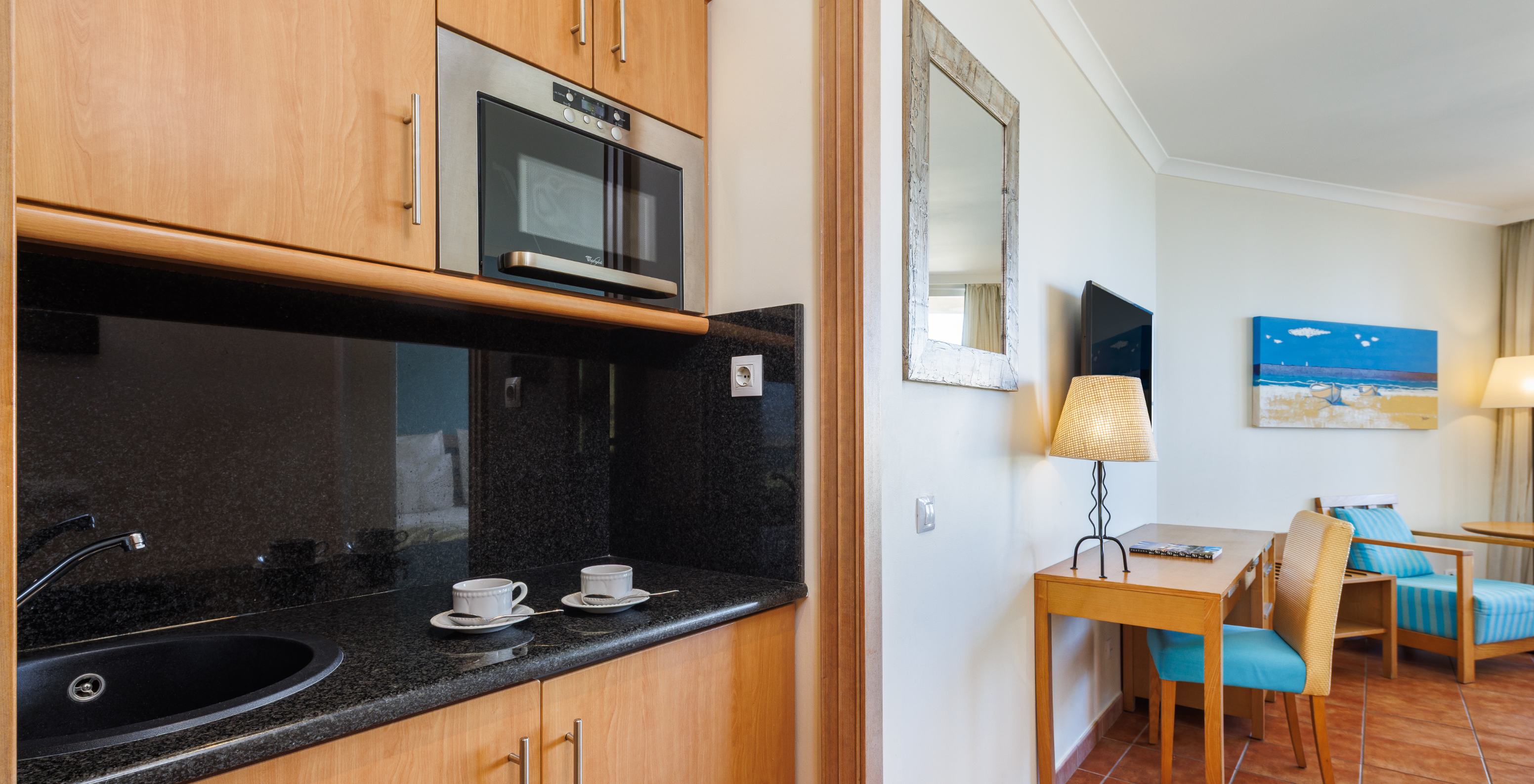 Pestana Viking Hotel com Piscina em Armação de Pêra, com kitchenette equipada e sala luminosa com mesa