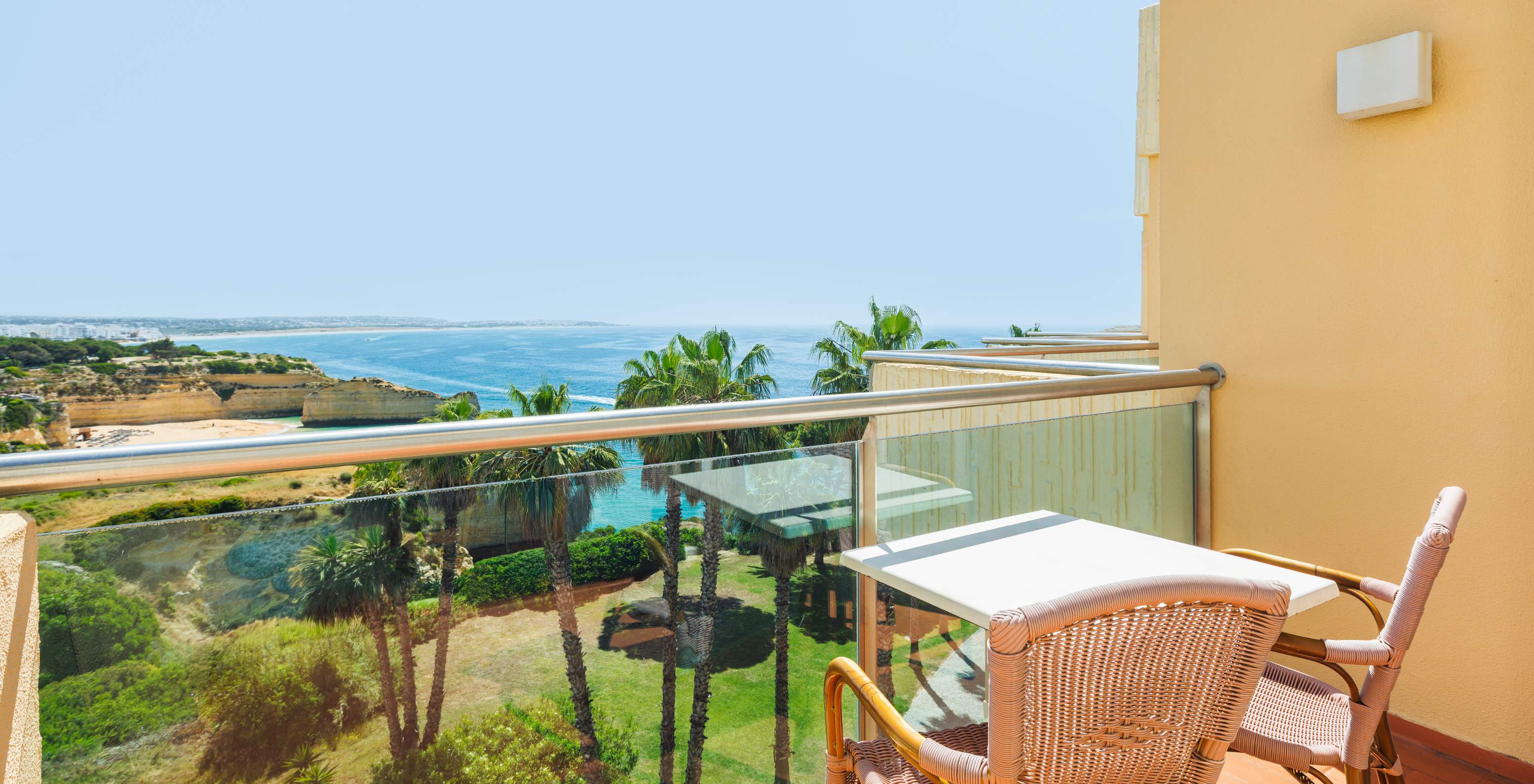 Quarto Deluxe Superior com Vista Mar e Varanda no Pestana Viking, com varanda mobilada sobre o oceano