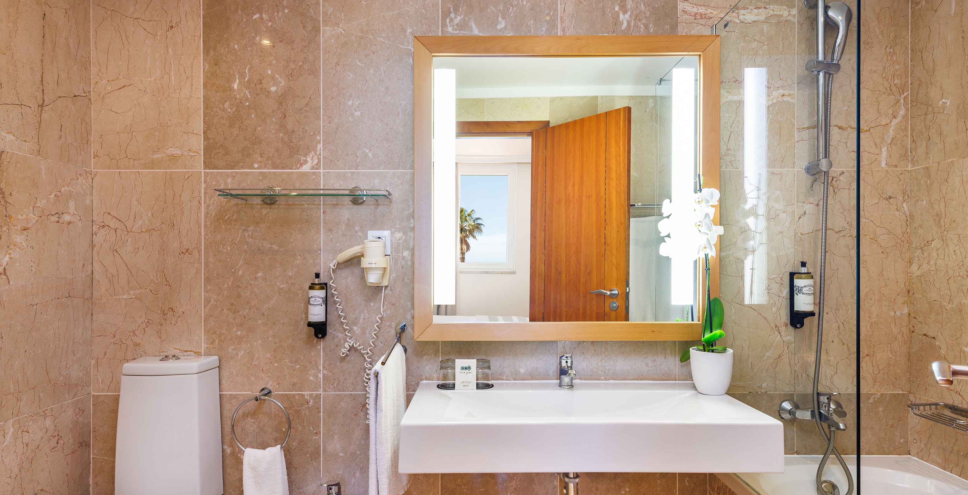 Suite T2 no Pestana Viking com casa de banho em mármore, espelho iluminado e banheira com duche moderno