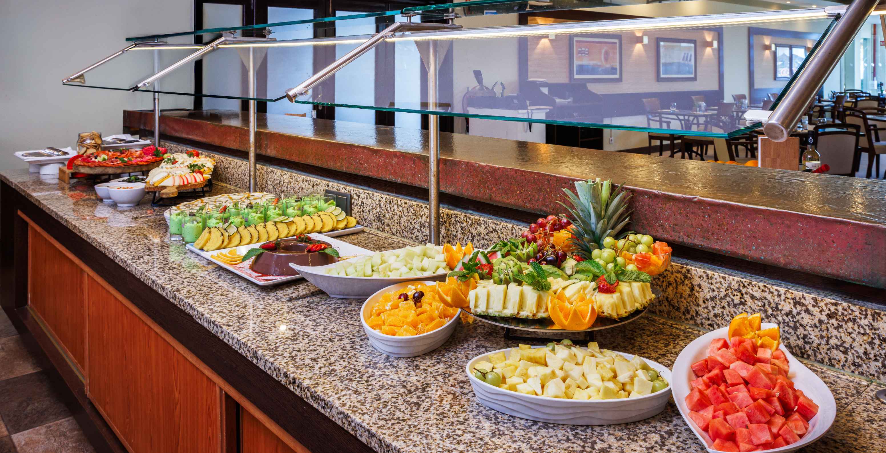 Pestana Viking Hotel com Piscina em Armação de Pêra, apresentando buffet de frutas frescas e sobremesas