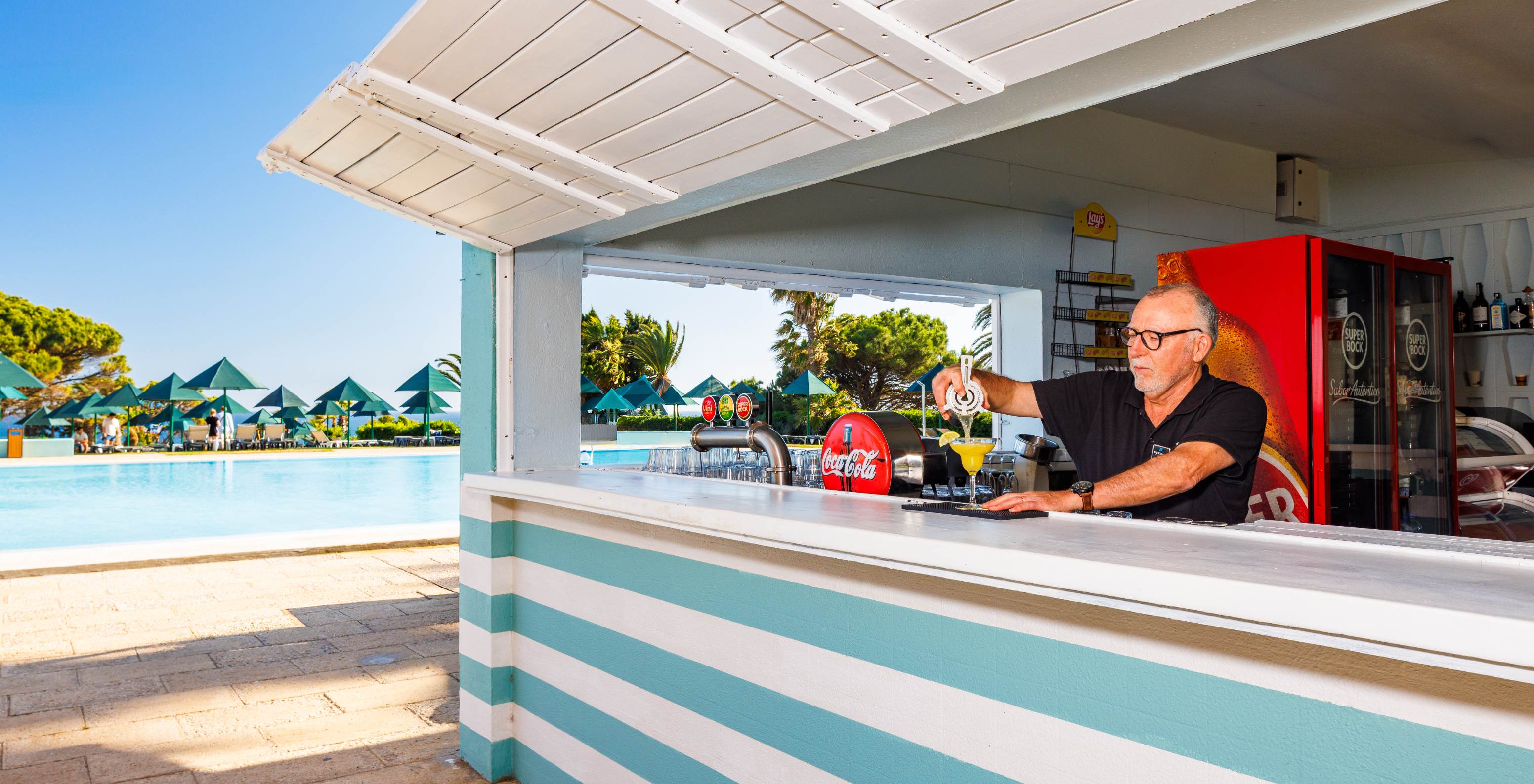 Pestana Viking Hotel com Piscina em Armação de Pêra, bar junto à piscina com empregado a servir cocktails