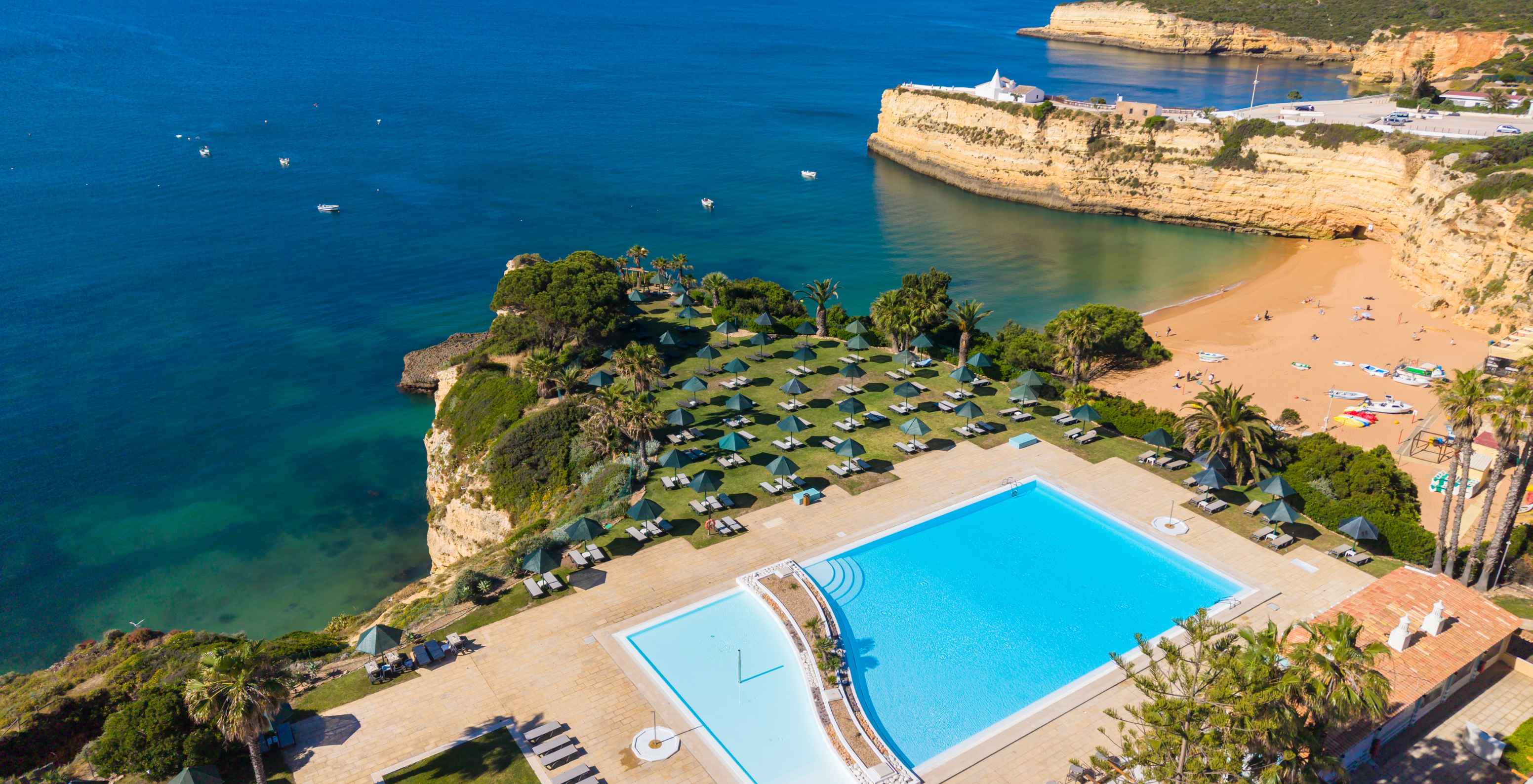 Pestana Viking Hotel com Piscina em Armação de Pêra com vista aérea sobre falésias, praia e mar azul