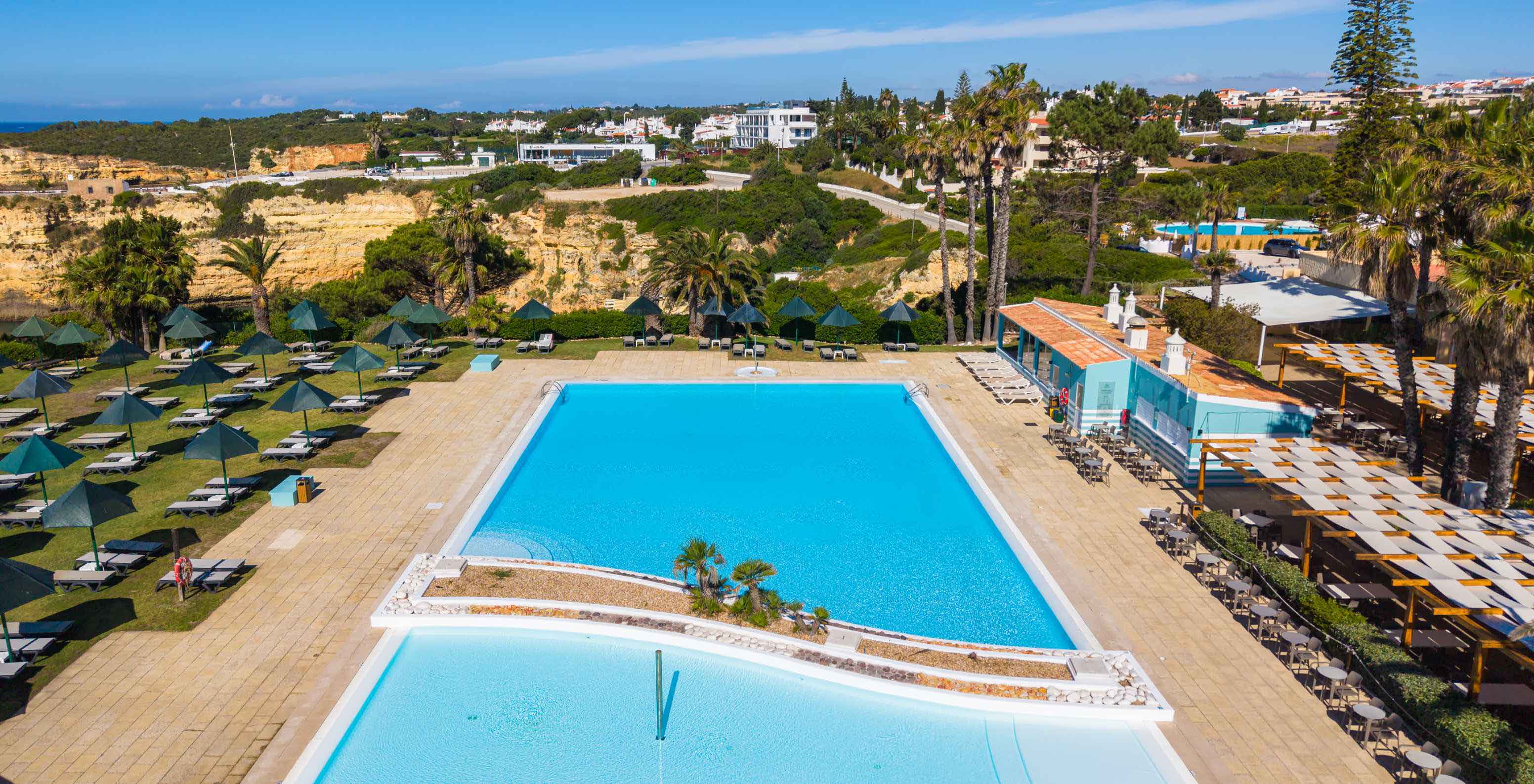 Piscina exterior junto às falésias perto do Pestana Viking, Hotel com Piscina em Armação de Pêra no Algarve