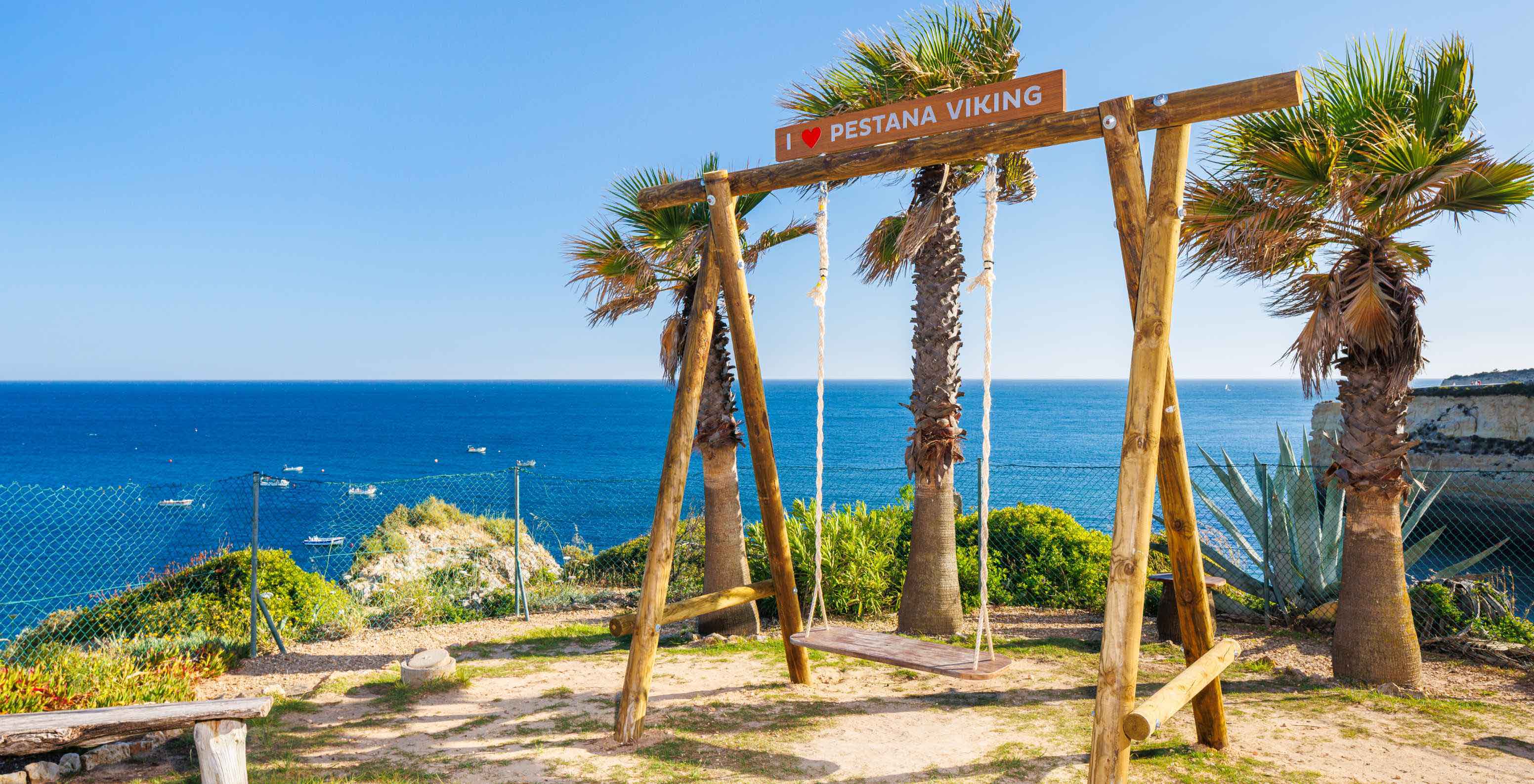 Baloiço panorâmico junto ao mar perto do Pestana Viking, Hotel com Piscina em Armação de Pêra no Algarve