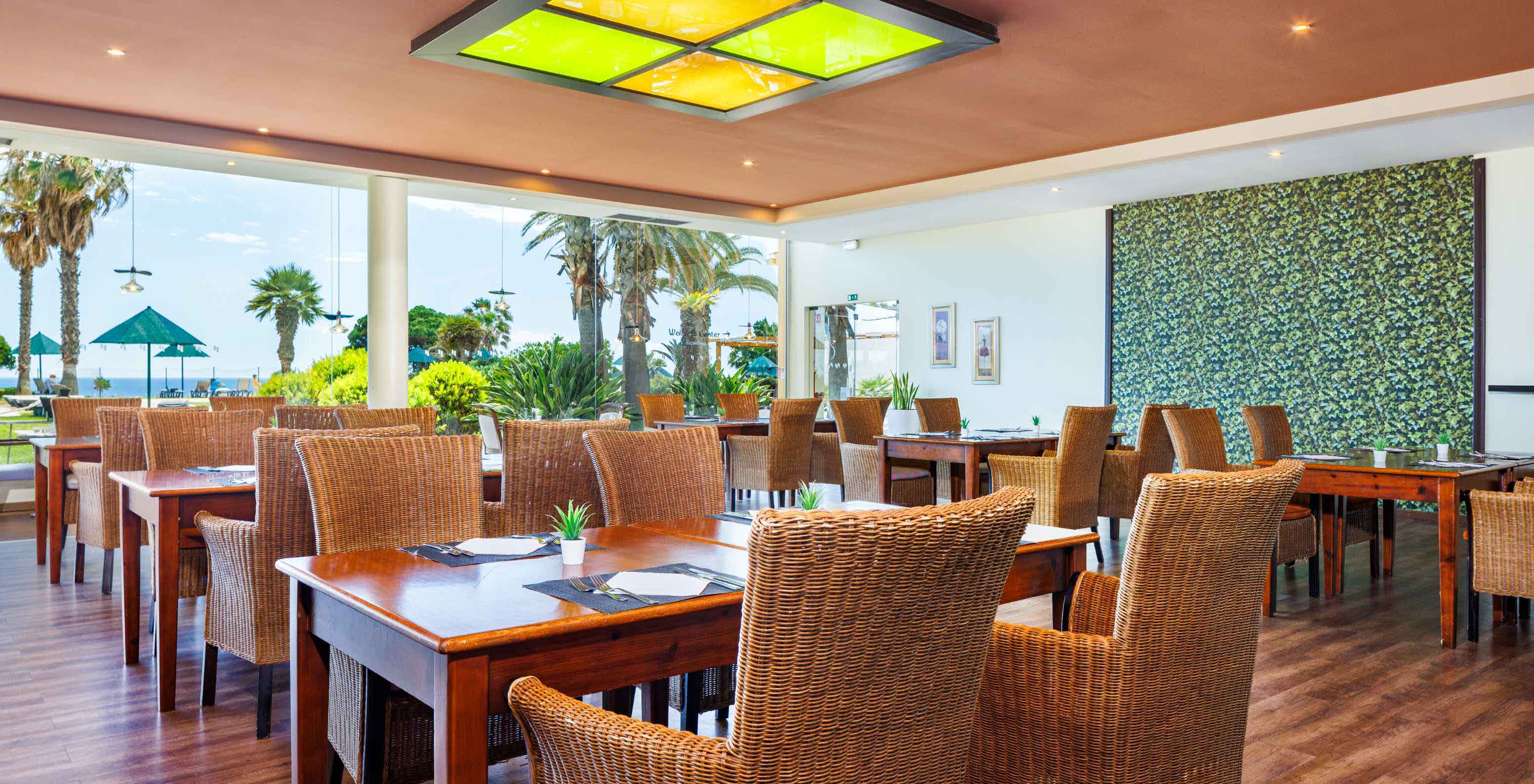 Restaurante do Pestana Viking Hotel com Piscina em Armação de Pêra, sala luminosa com mesas e vista jardim