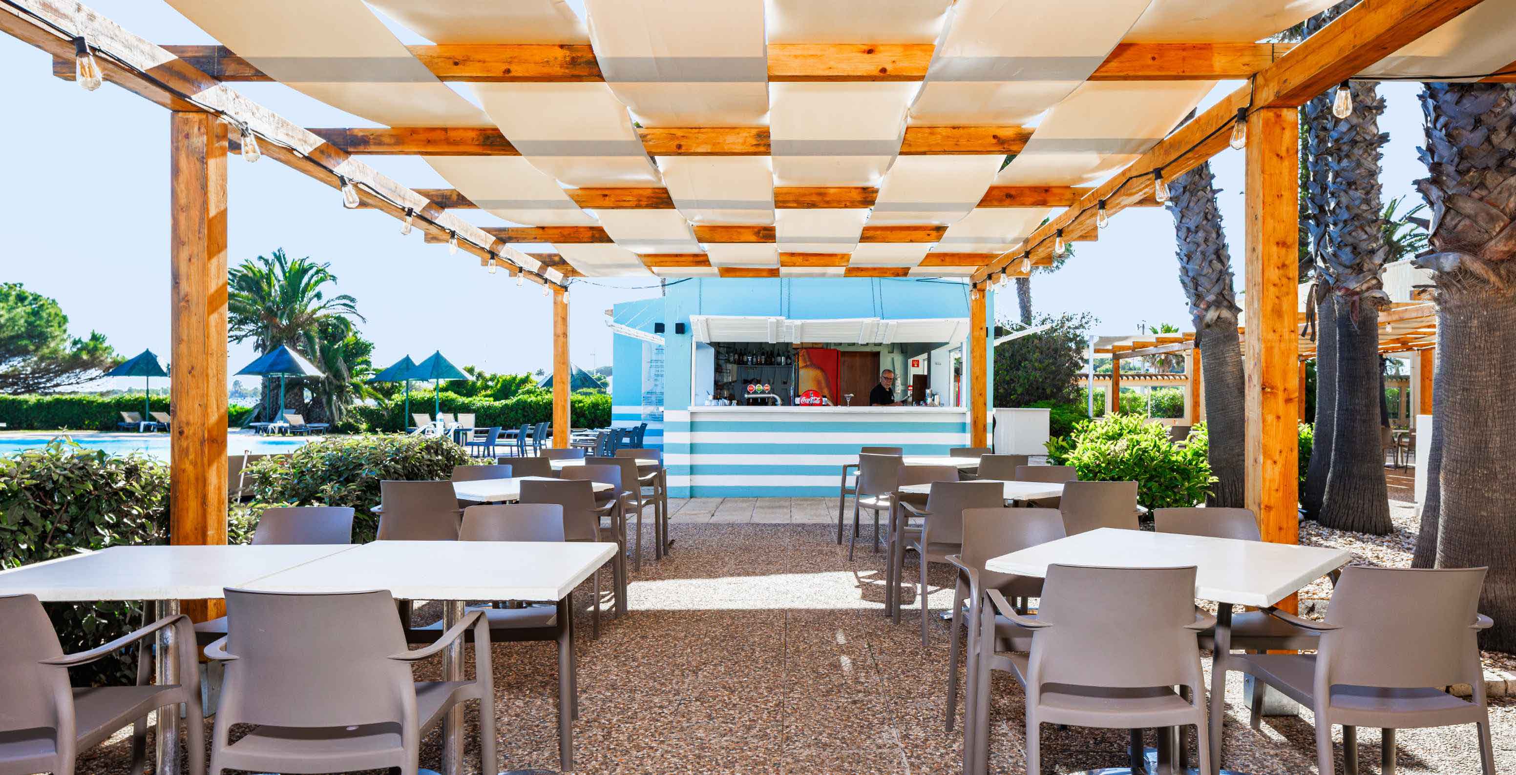 Restaurante do Pestana Viking Hotel com Piscina em Armação de Pêra com esplanada coberta junto ao bar