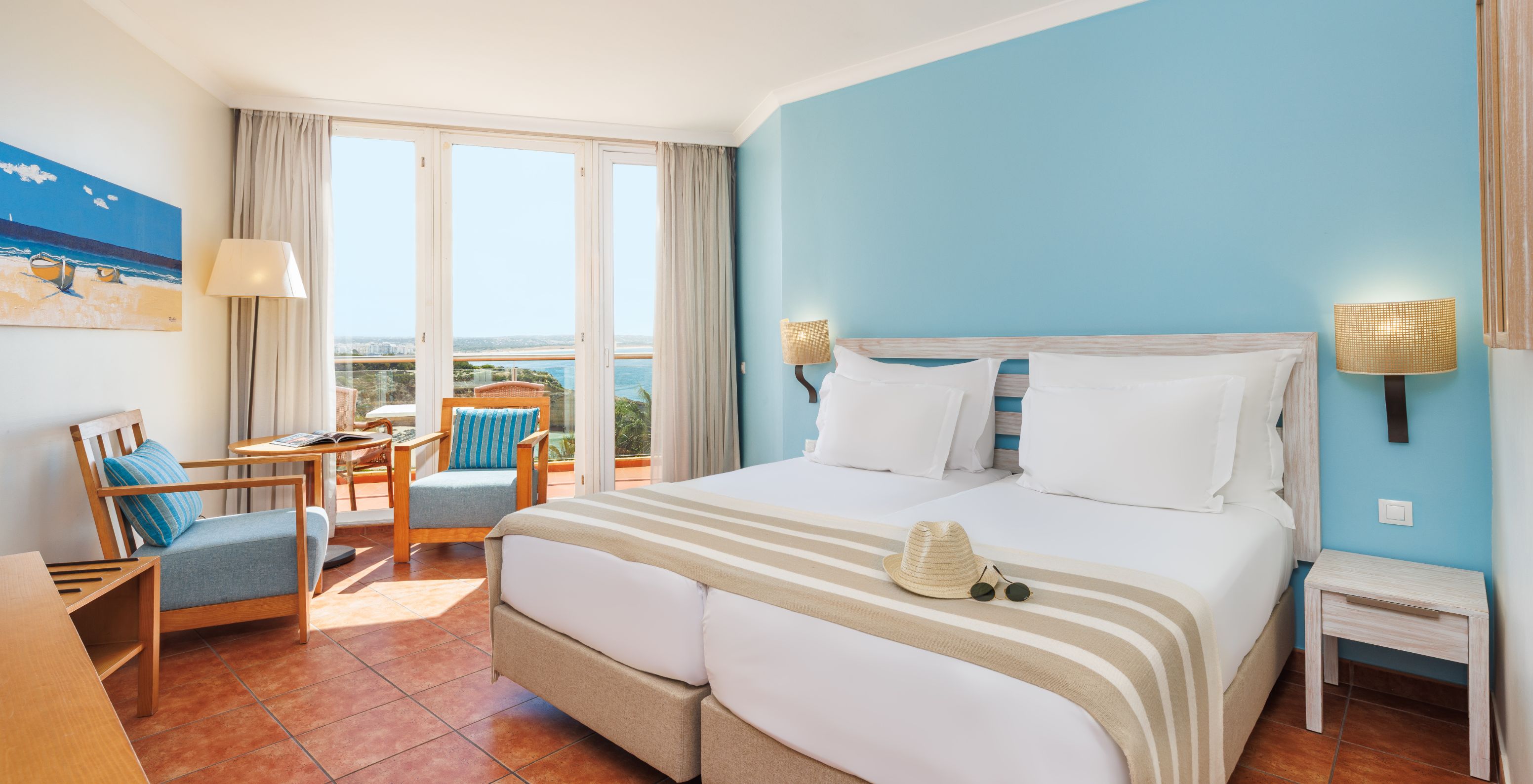 Quarto Deluxe Superior com Vista Mar no Pestana Viking, com cama dupla e varanda luminosa sobre o oceano