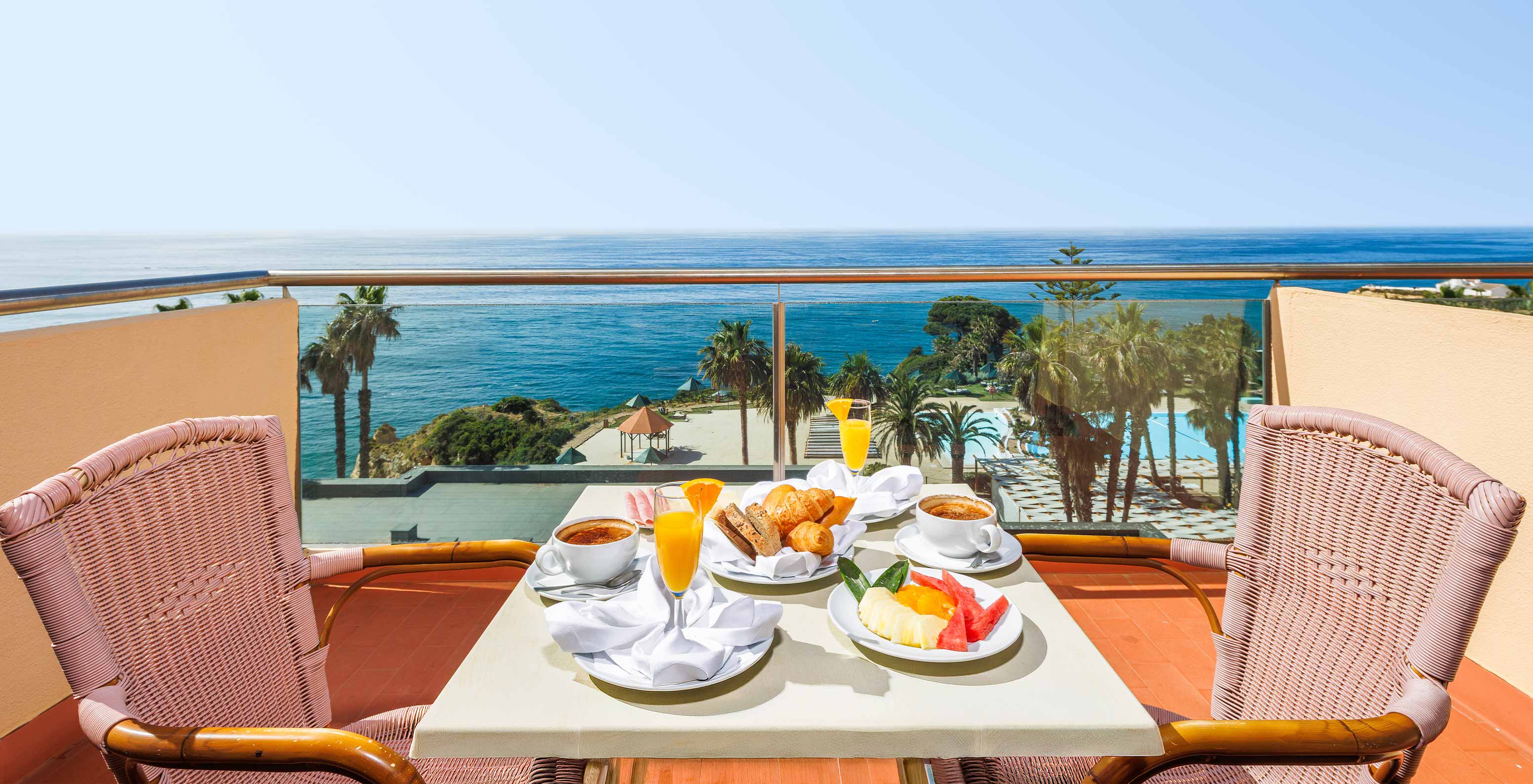 Suite Superior com Vista Mar e Varanda no Pestana Viking, pequeno-almoço servido em varanda sobre o oceano