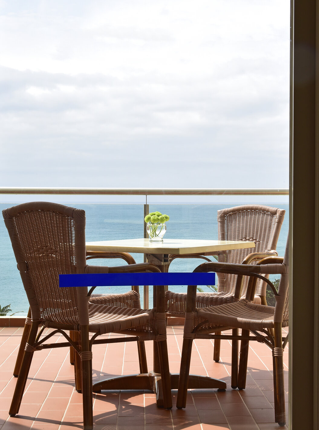 O Deluxe Vista Mar do Pestana Viking tem uma varanda com vista mar, com mesa e cadeiras
