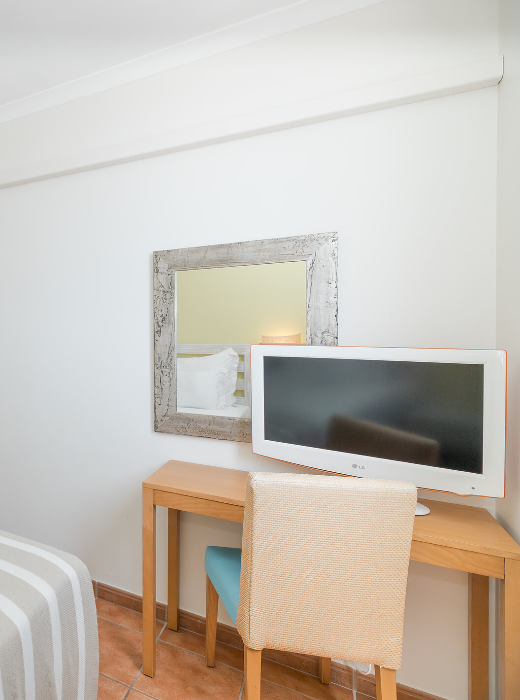 A Suite Vista Mar do Pestana Viking tem um quarto com duas camas, ar condicionado, secretária e casa de banho