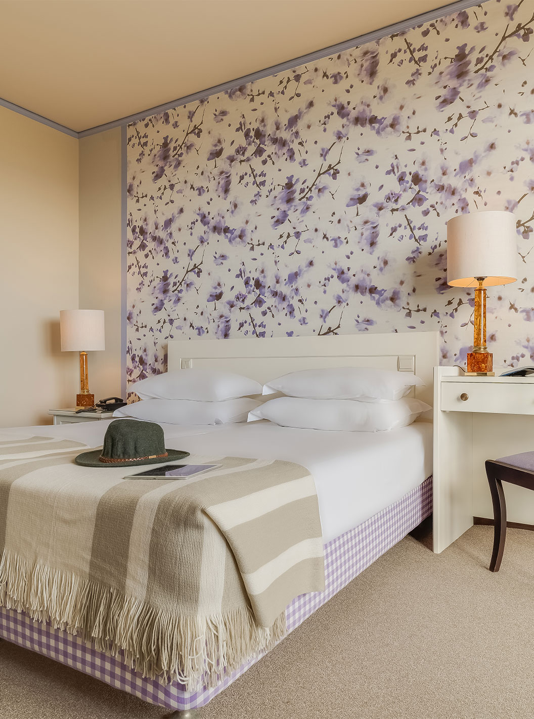 O Standard Vista Jardim do Pestana Bahia Praia tem uma cama com 4 almofadas e uma secretária ao lado da cama com uma cadeira