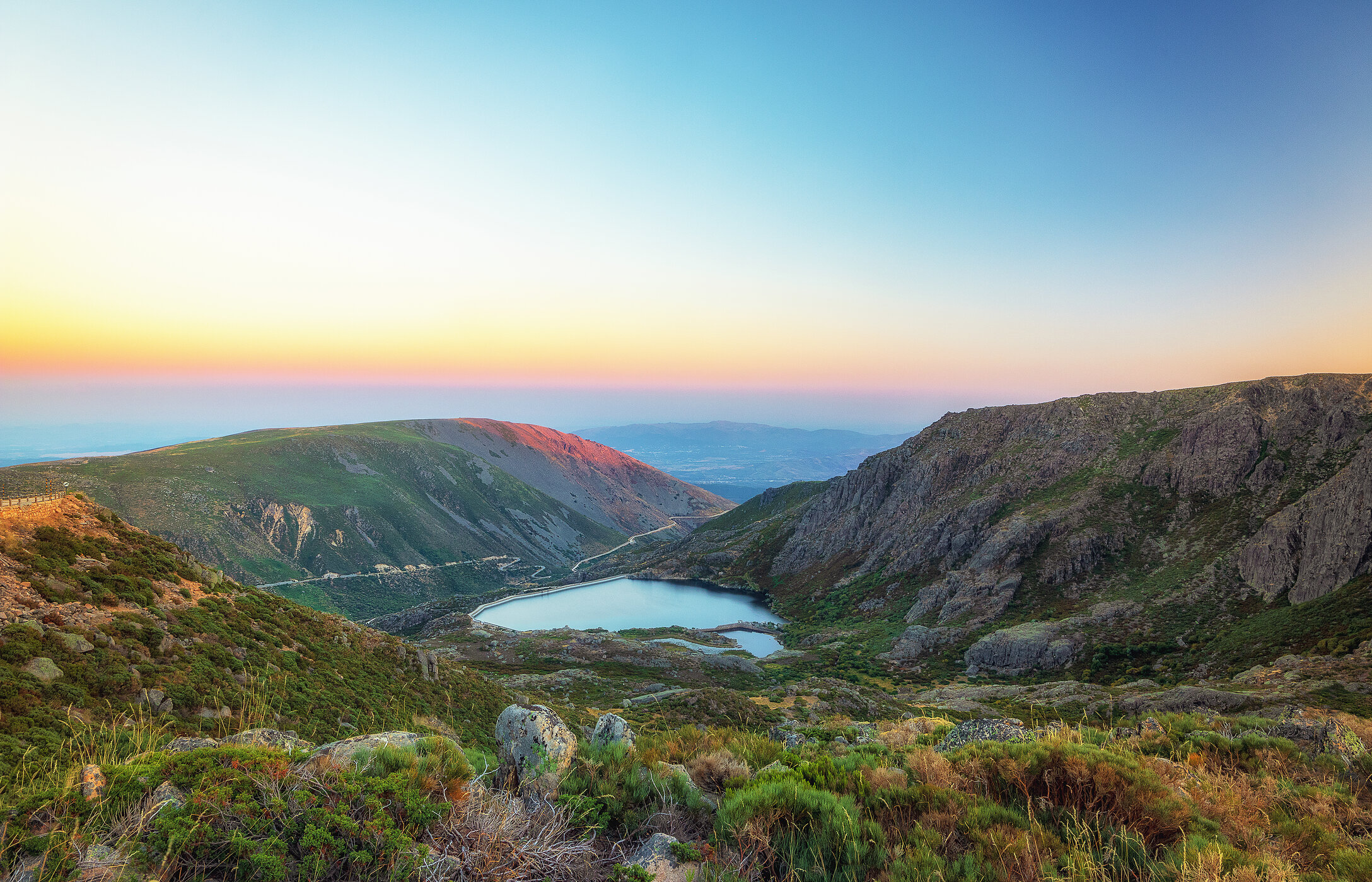 A Serra da Estrela revela a sua beleza natural, mesmo sem neve, com paisagens deslumbrantes e trilhas encantadoras