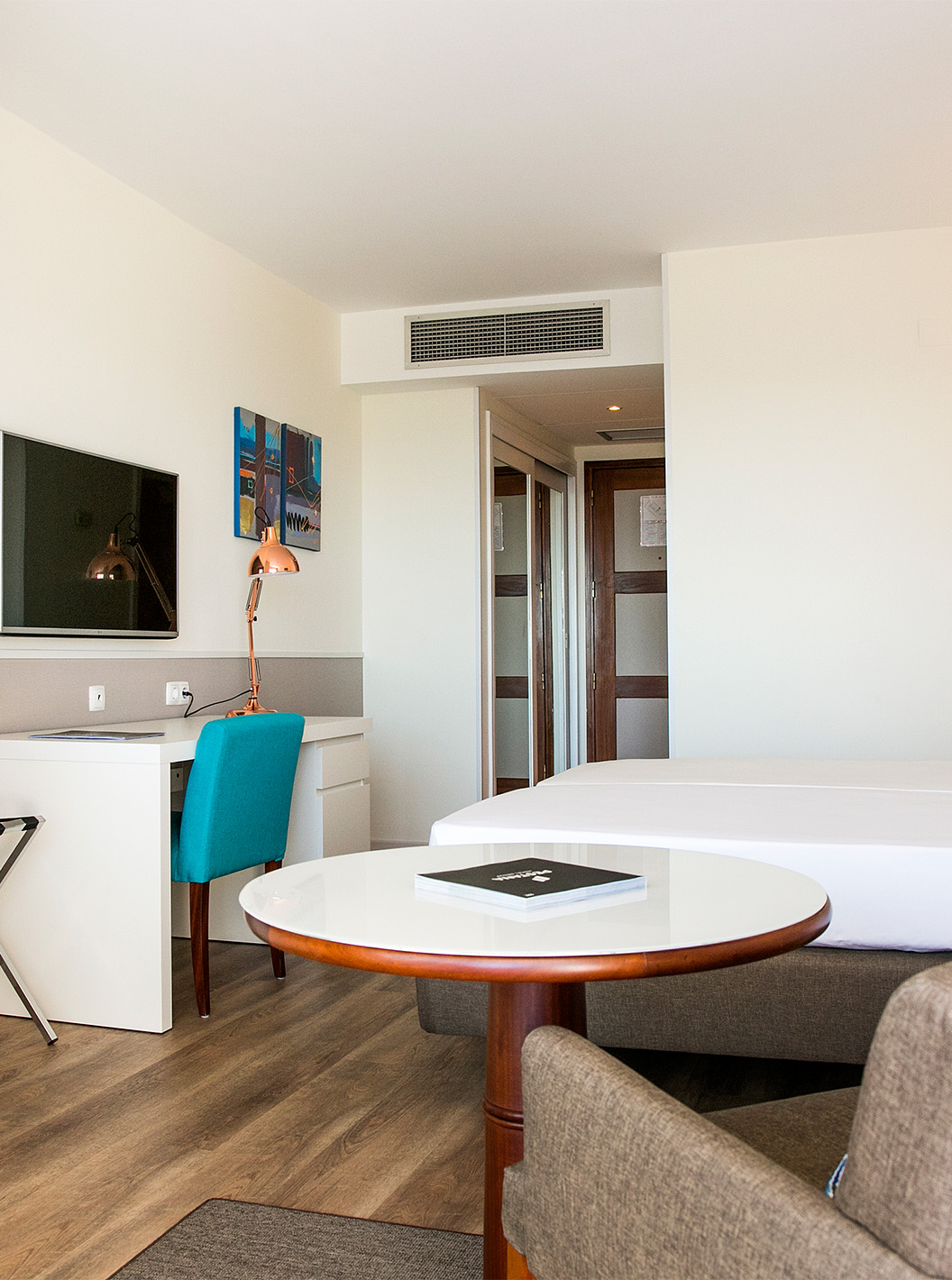 O quarto Deluxe Vista Mar do Pestana Cascais conta com duas camas individuais, televisão, secretária e kitchenette