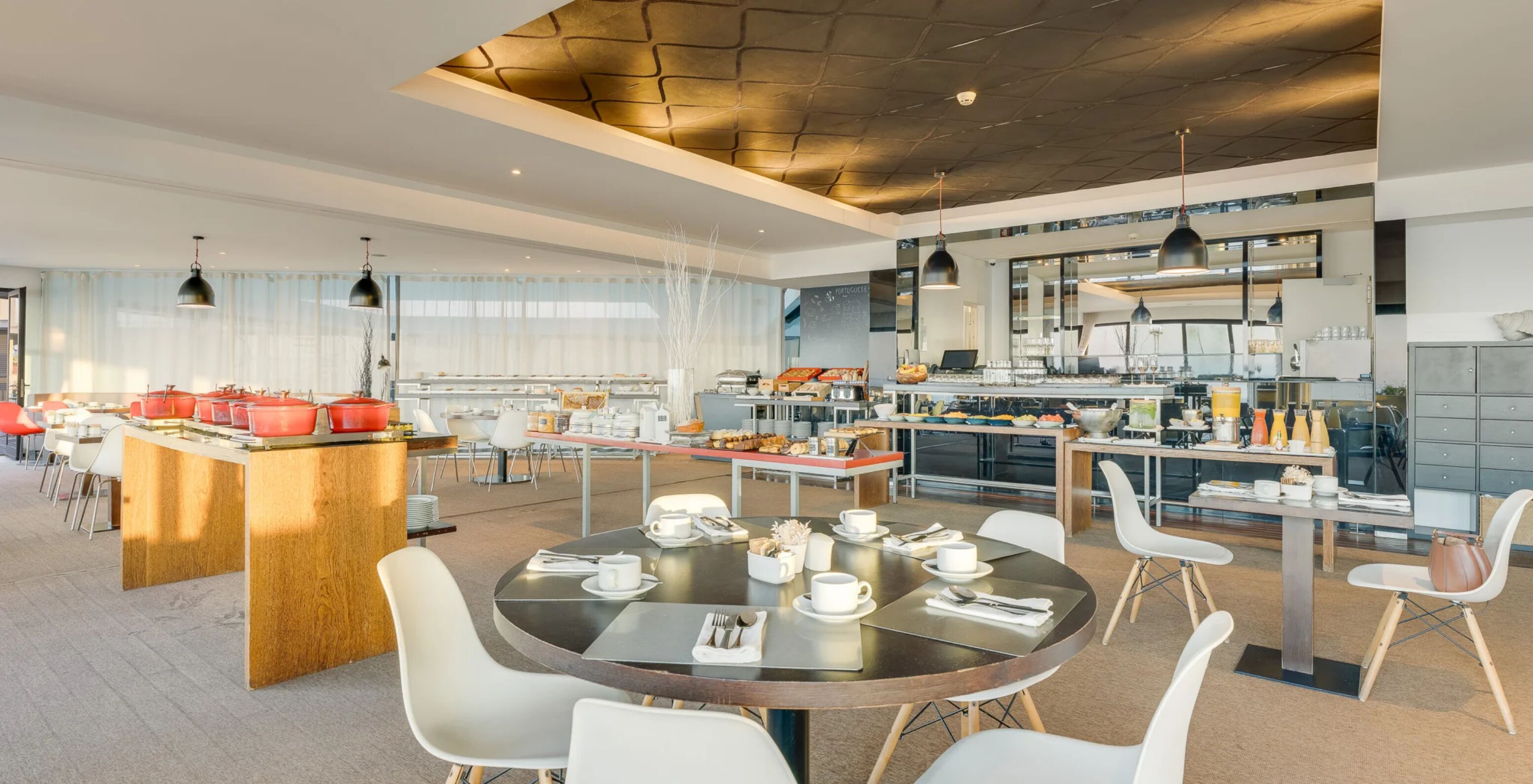 Hotel Pestana Cidadela Cascais com buffet de pequeno-almoço, mesas redondas e área de refeições luminosa