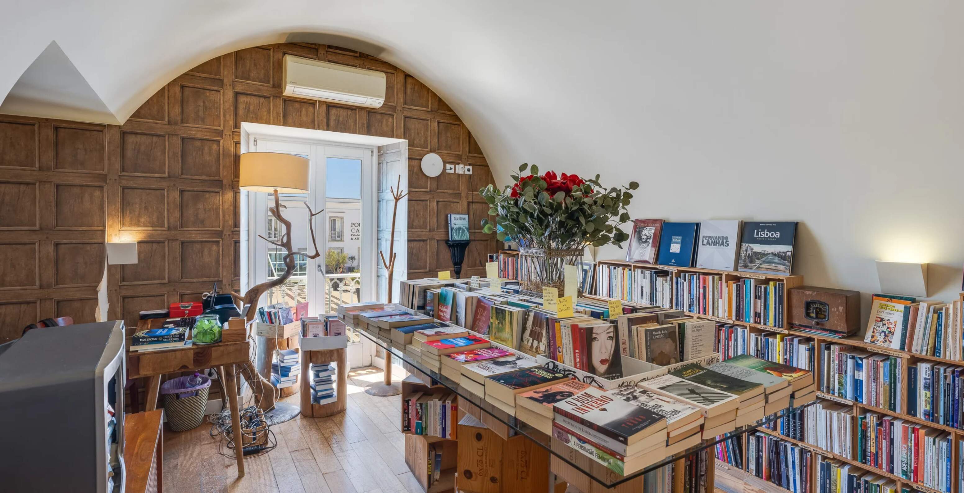 Livraria Déjà Lu perto do Pestana Cidadela Cascais, com estantes repletas de livros e luz natural no interior