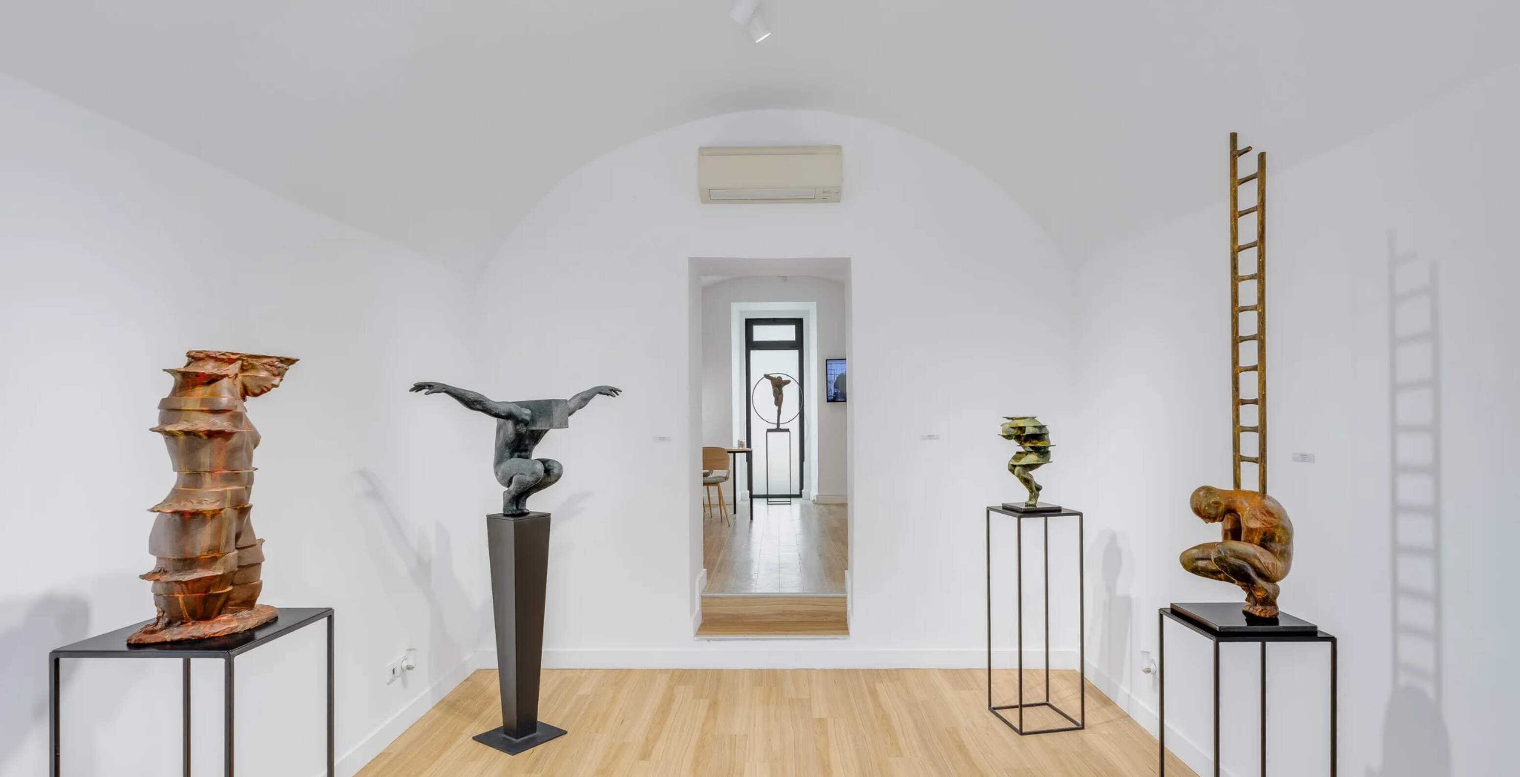 Galeria de arte Rogério Timóteo perto do Pestana Cidadela Cascais hotel com esculturas em sala branca