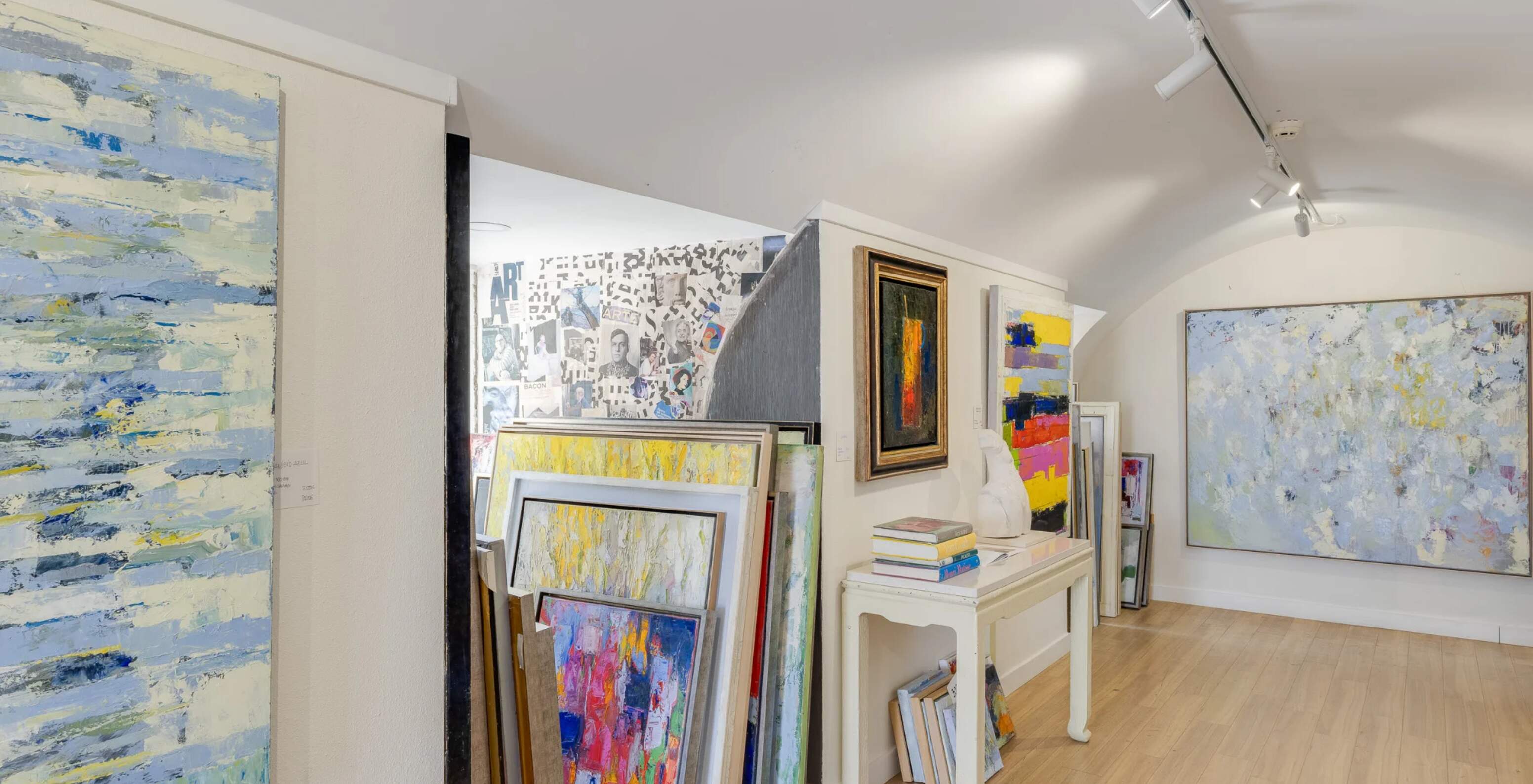 Galeria de arte com pinturas abstractas perto do Pestana Cidadela Cascais, ideal para visitas culturais