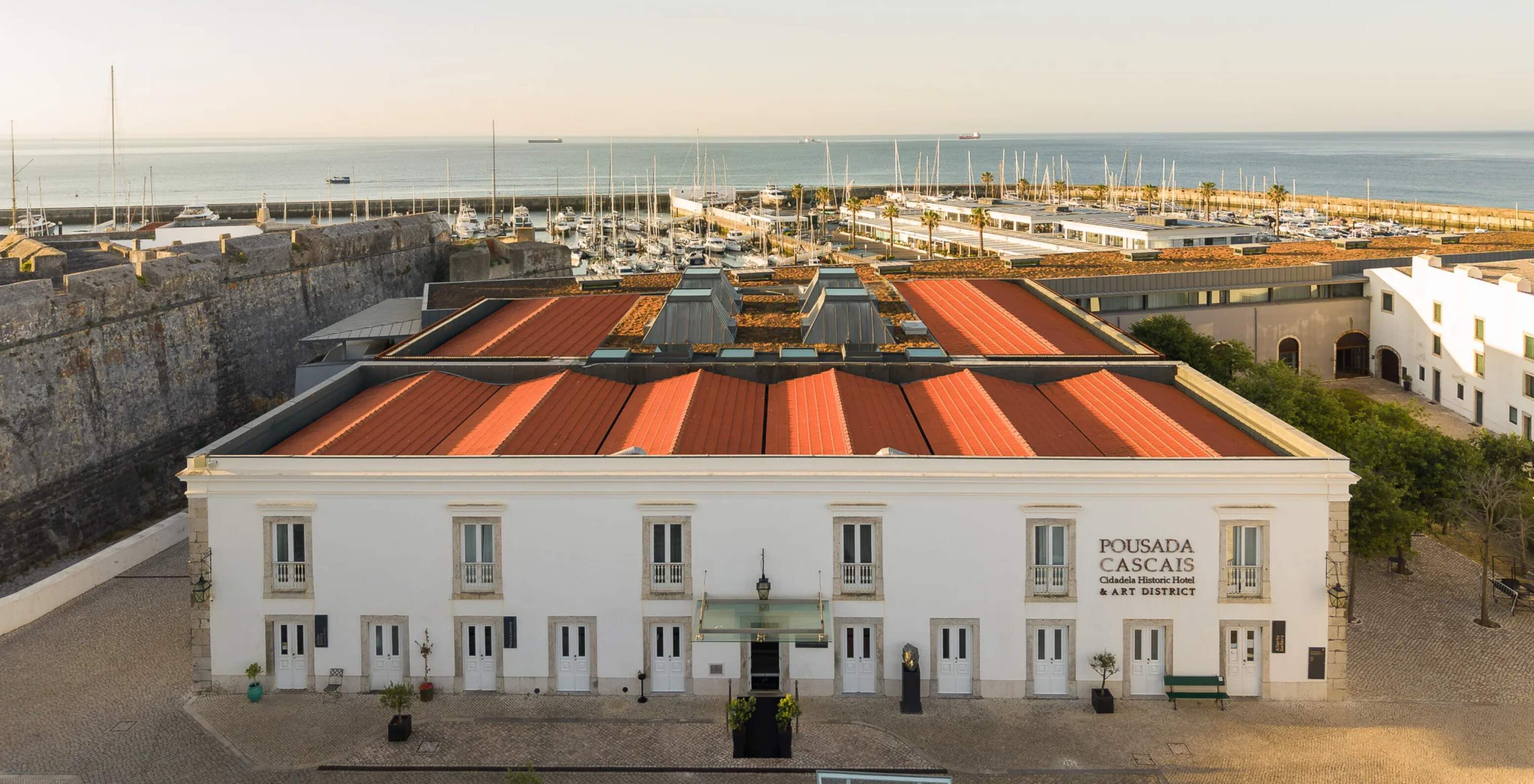 Marina de Cascais junto ao hotel Pestana Cidadela Cascais, com vista sobre muralhas e barcos ao entardecer