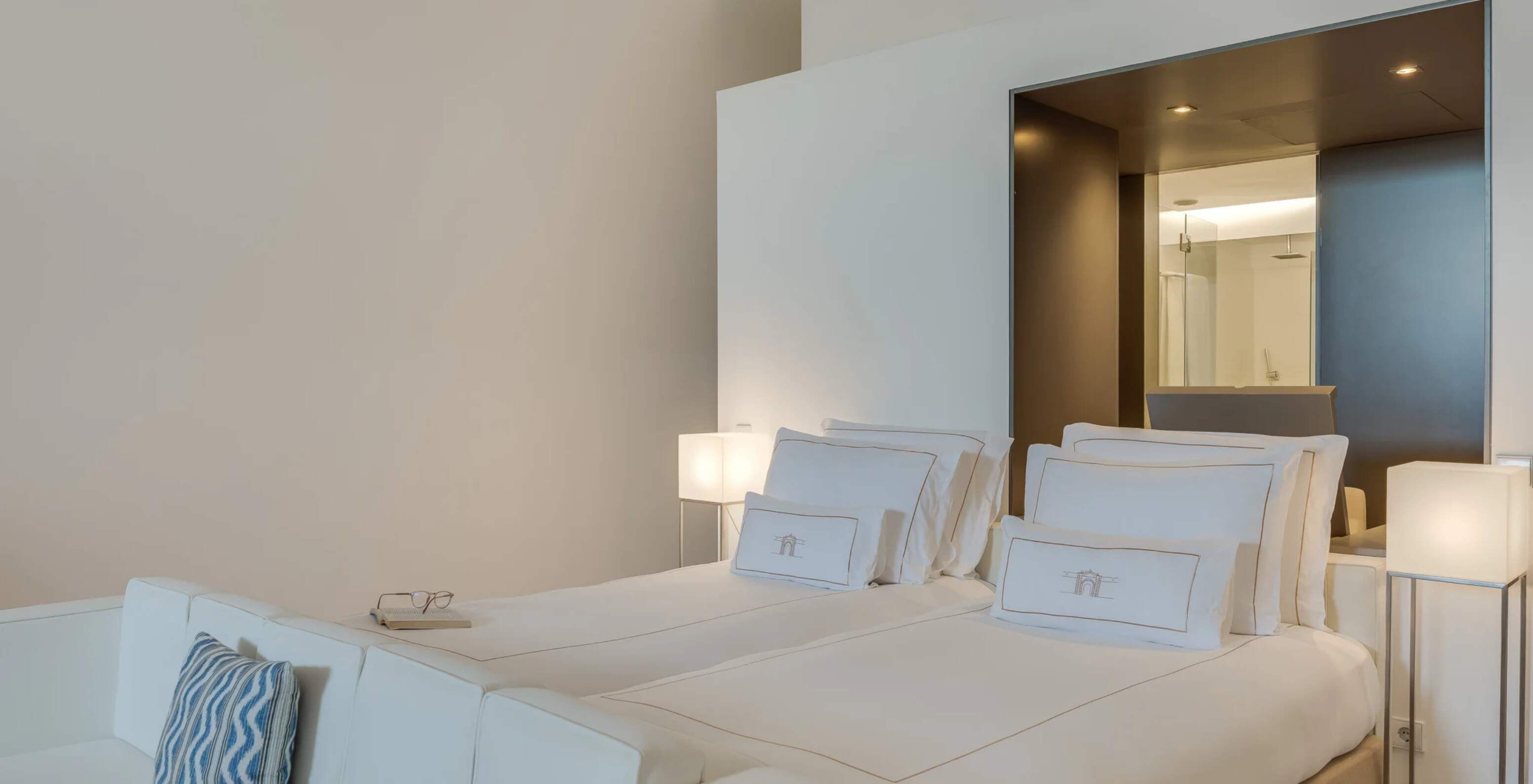Pestana Cidadela Cascais Hotel 5 Estrelas em Cascais, com quarto moderno de camas individuais e iluminação suave