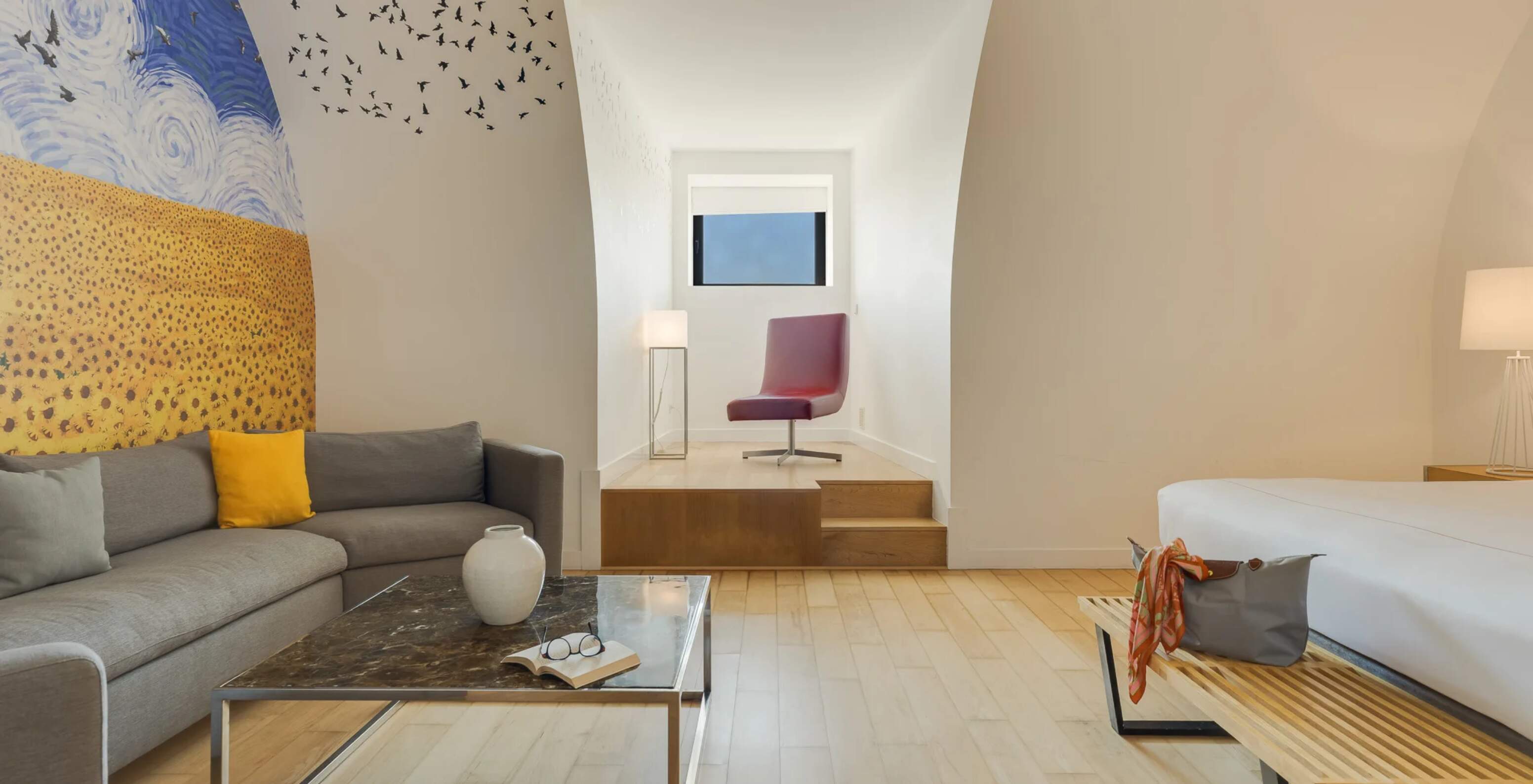 Pestana Cidadela Cascais Hotel 5 Estrelas em Cascais, quarto amplo com sofá cinzento e janela elevada