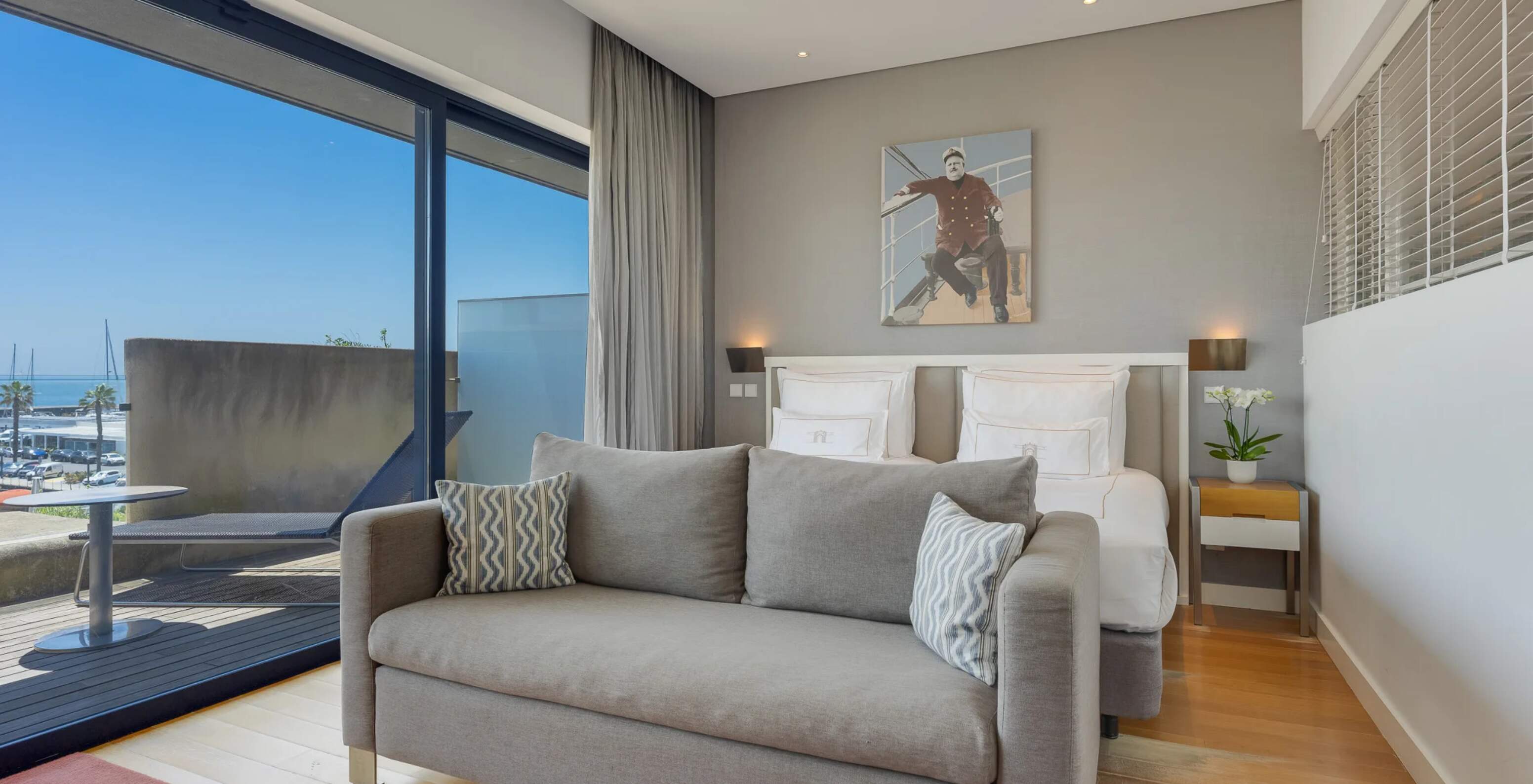 Pestana Cidadela Cascais Hotel 5 Estrelas em Cascais, com quarto luminoso e varanda voltada para o mar