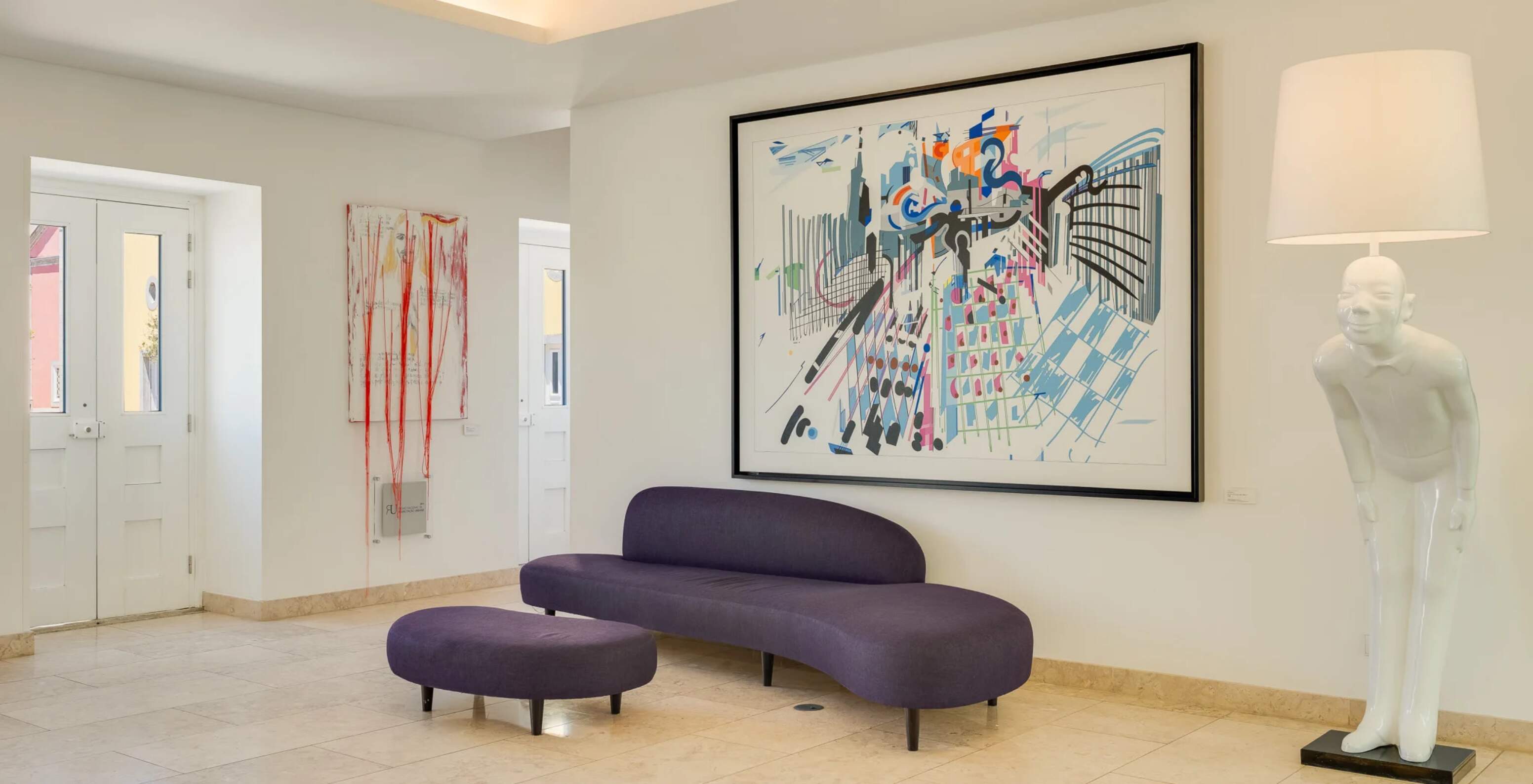 Pestana Cidadela Cascais Hotel 5 Estrelas em Cascais, lobby com sofá curvo e obras de arte modernas