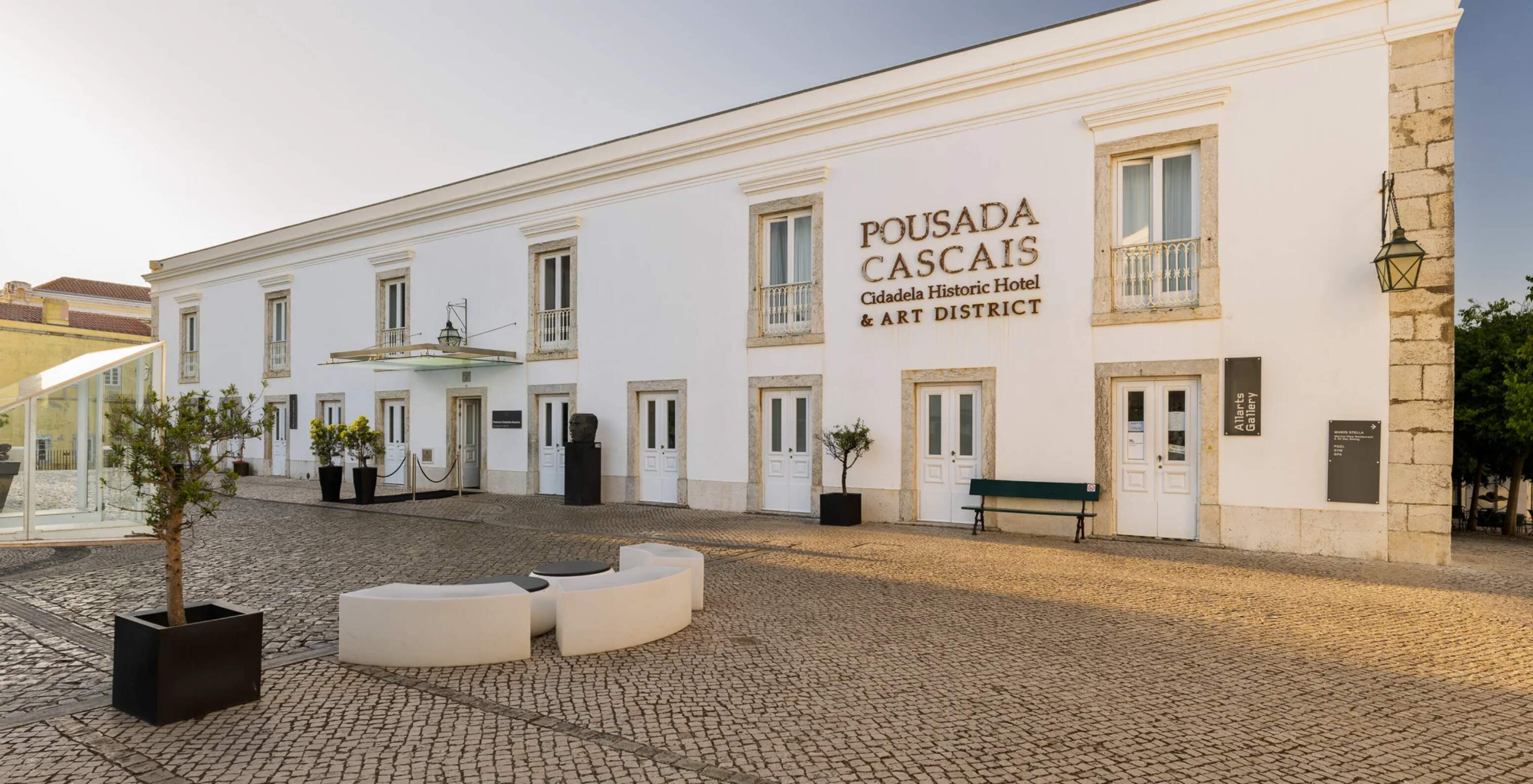 Pestana Cidadela Cascais Hotel 5 Estrelas em Cascais com fachada histórica e pátio em calçada portuguesa