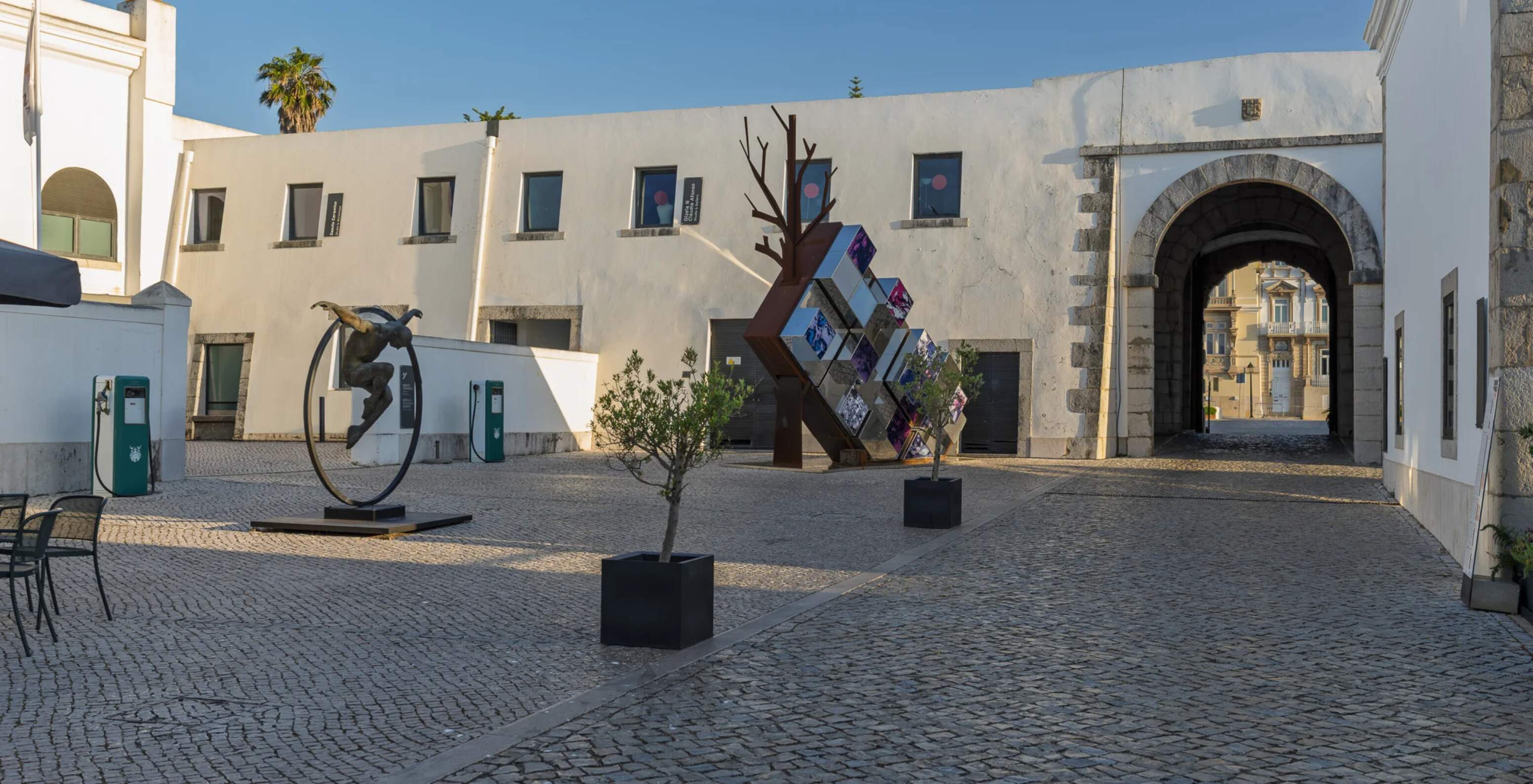 Pestana Cidadela Cascais Hotel 5 Estrelas em Cascais com pátio em pedra, esculturas modernas e arco histórico