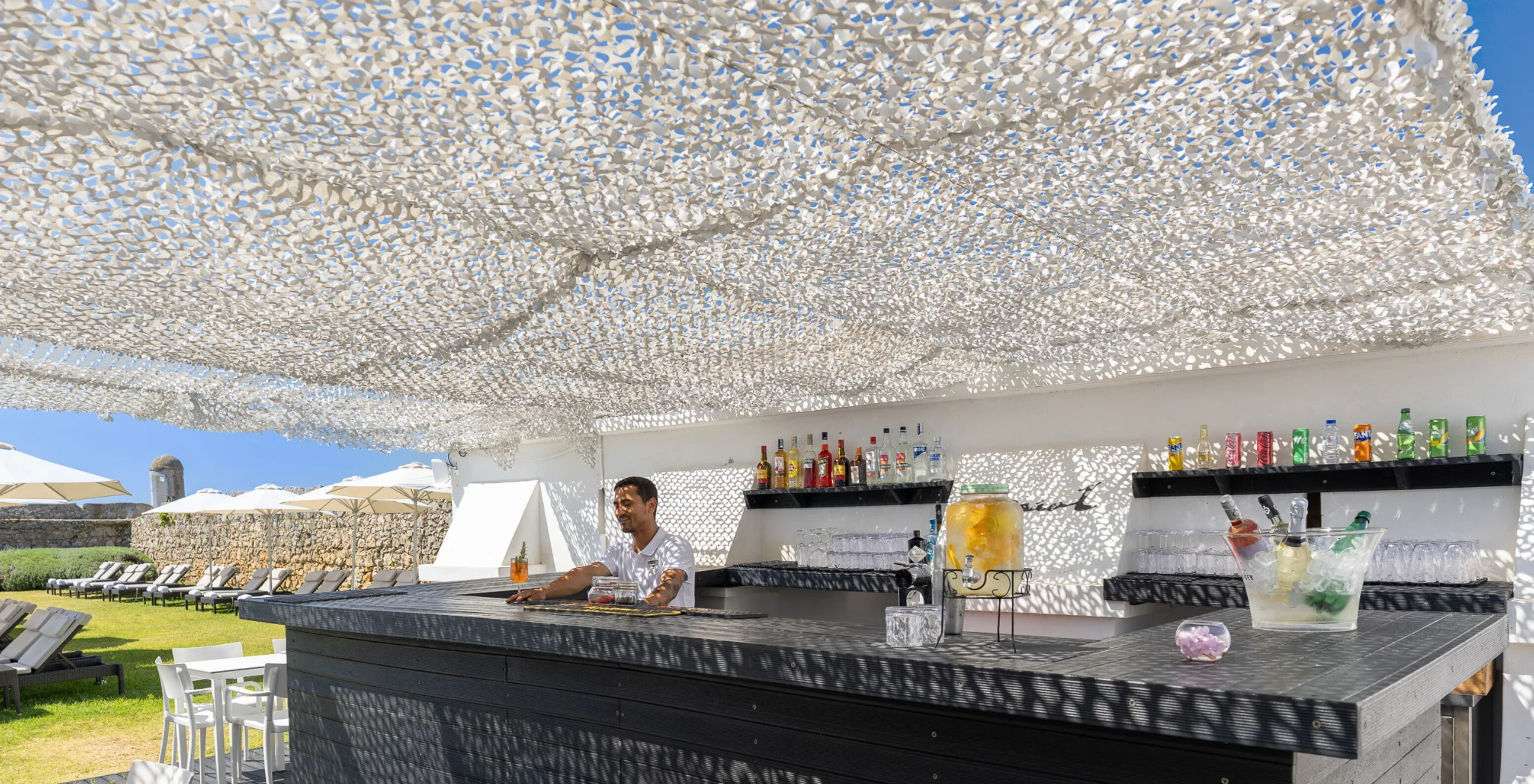 Bar do Pestana Cidadela Cascais, Hotel 5 Estrelas em Cascais, com balcão exterior e bebidas frescas ao ar livre