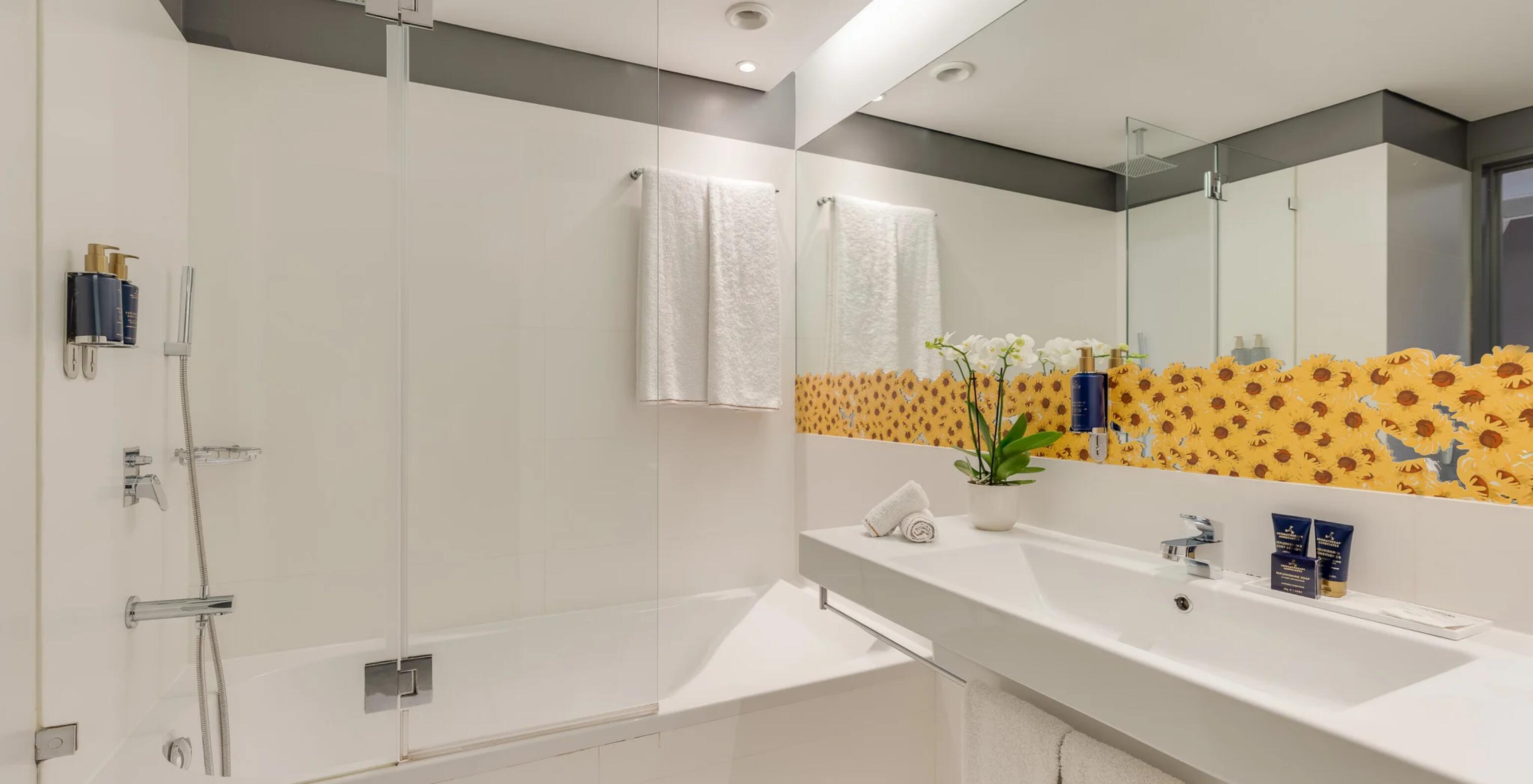 Suite Júnior Art District do Pestana Cidadela Cascais com casa de banho moderna, banheira e lavatório amplo