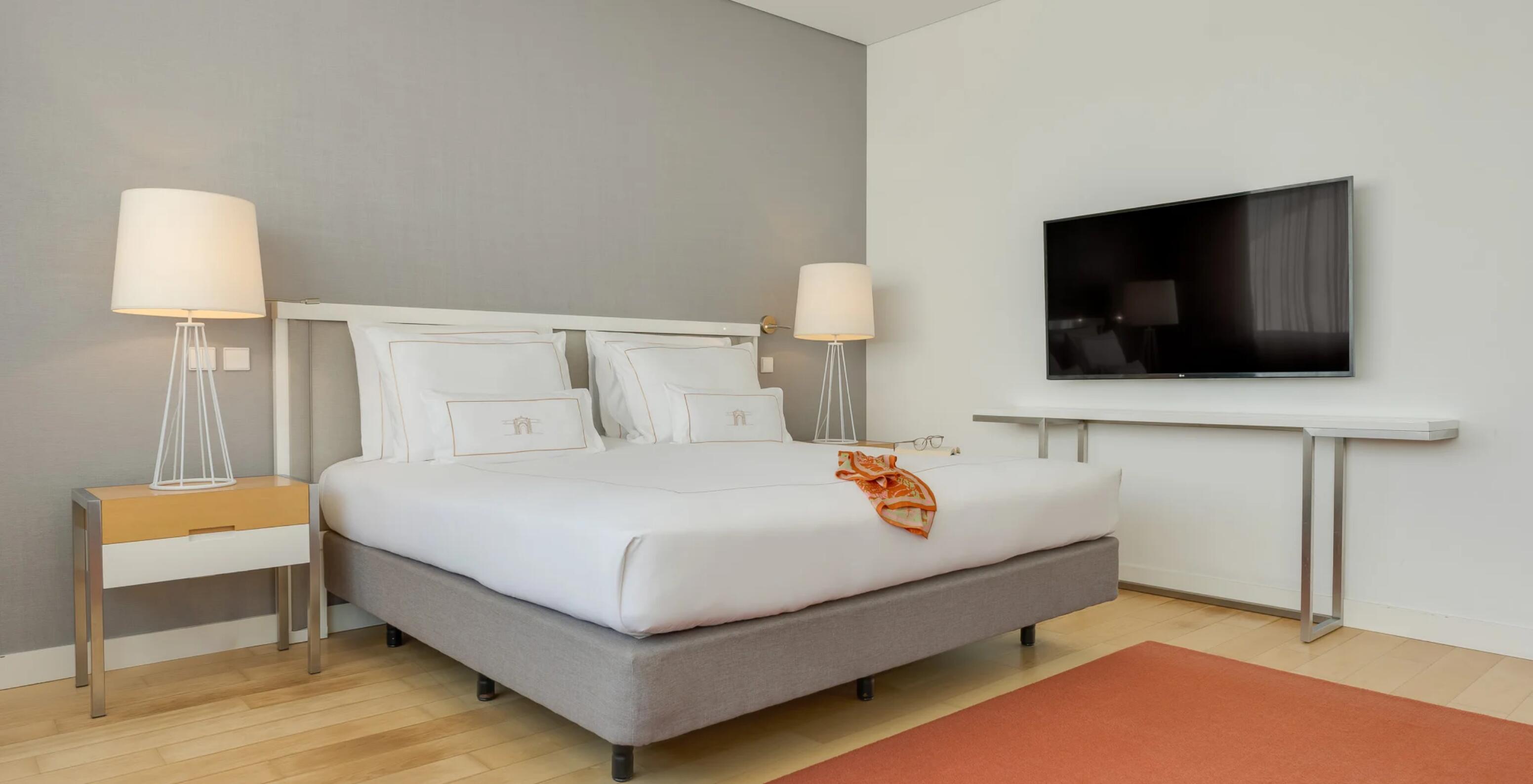 Quarto Duplo Superior Fortress no Pestana Cidadela Cascais com cama ampla, televisão e iluminação suave