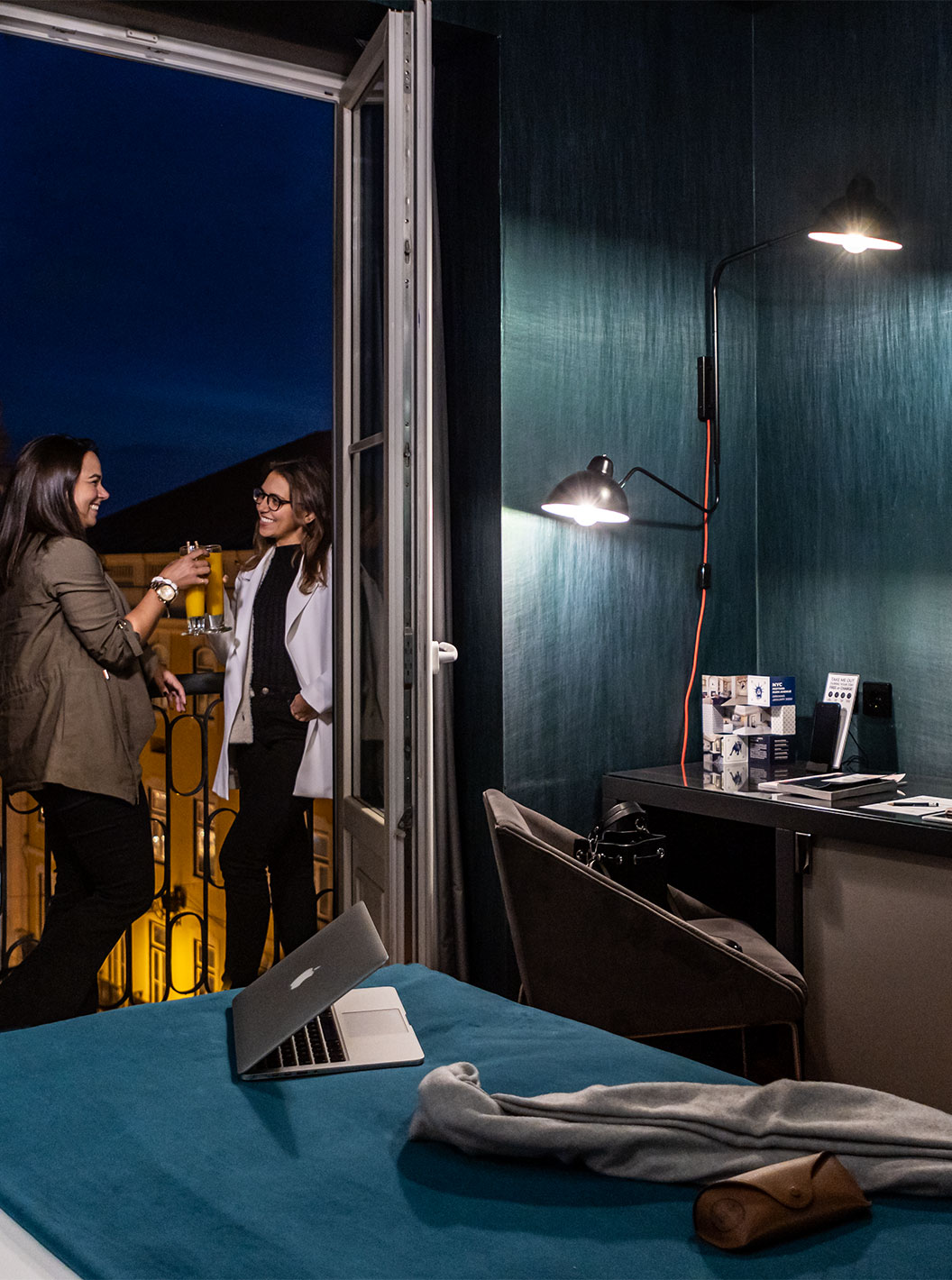 No CR7 Superior Corner do Pestana CR7 Lisboa é possível desfrutar de uma bebida na varanda, com vista para a Baixa de Lisboa