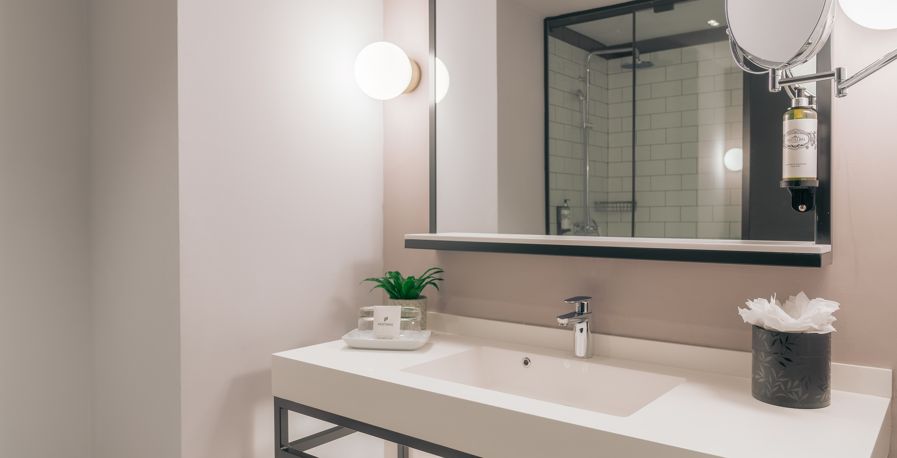 O Double Classic do Pestana Lisboa Vintage tem uma casa de banho com lavatório com dois espelhos e duas luzes laterais