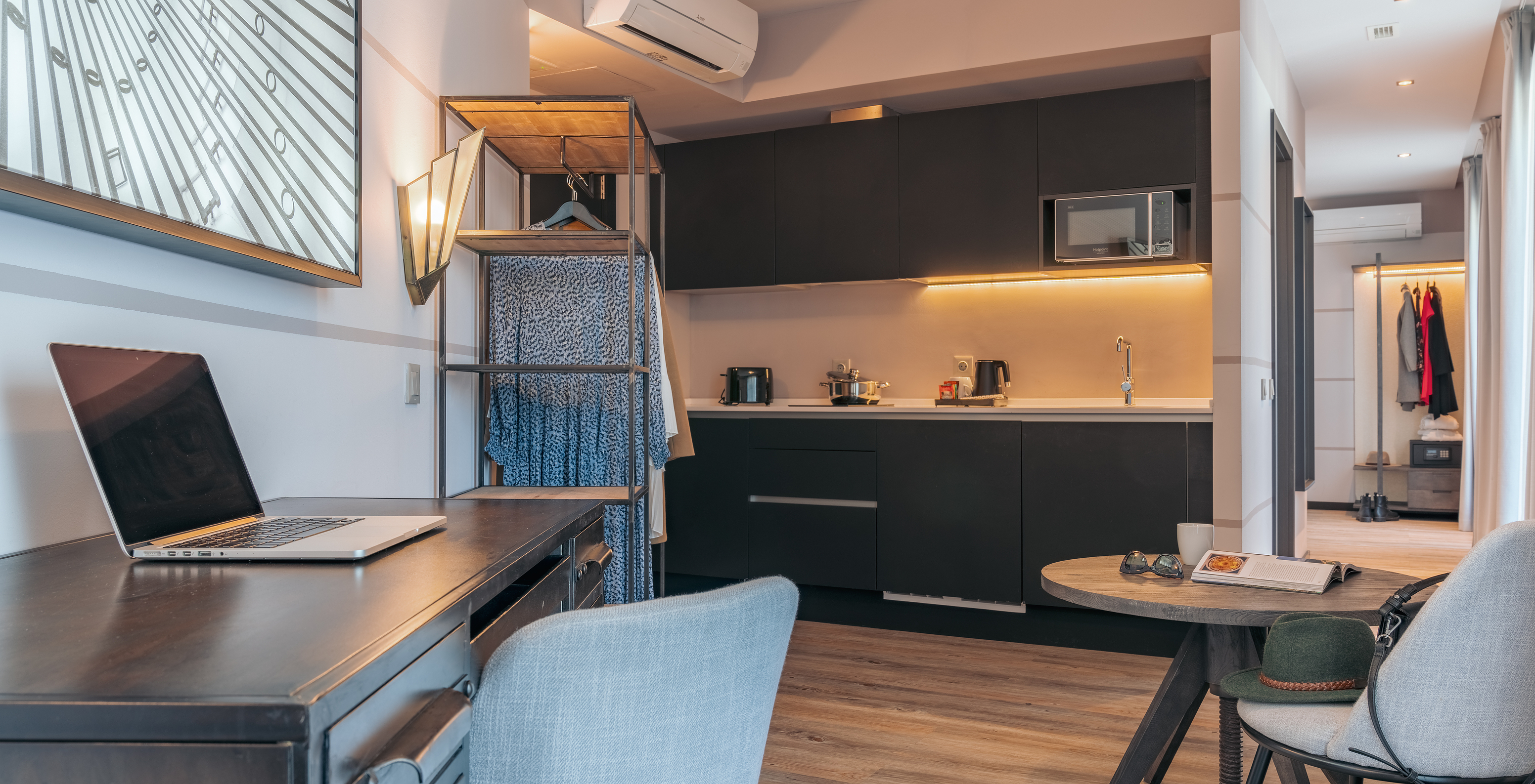 A Rooftop Junior Suite do Pestana Lisboa Vintage tem uma cozinha equipada, uma mesa, uma secretária e um armário com roupa