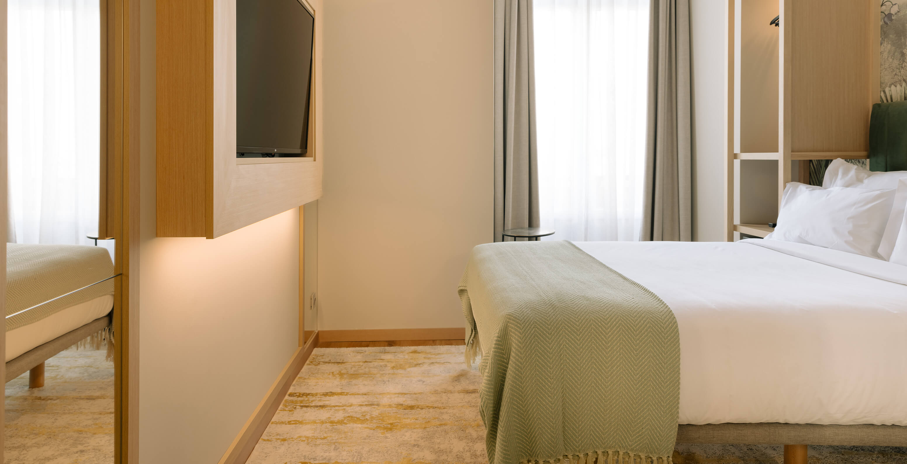 O Quarto Cozy do Pestana Rua Augusta Lisboa tem uma cama de casal, televisão e uma janela com cortinas