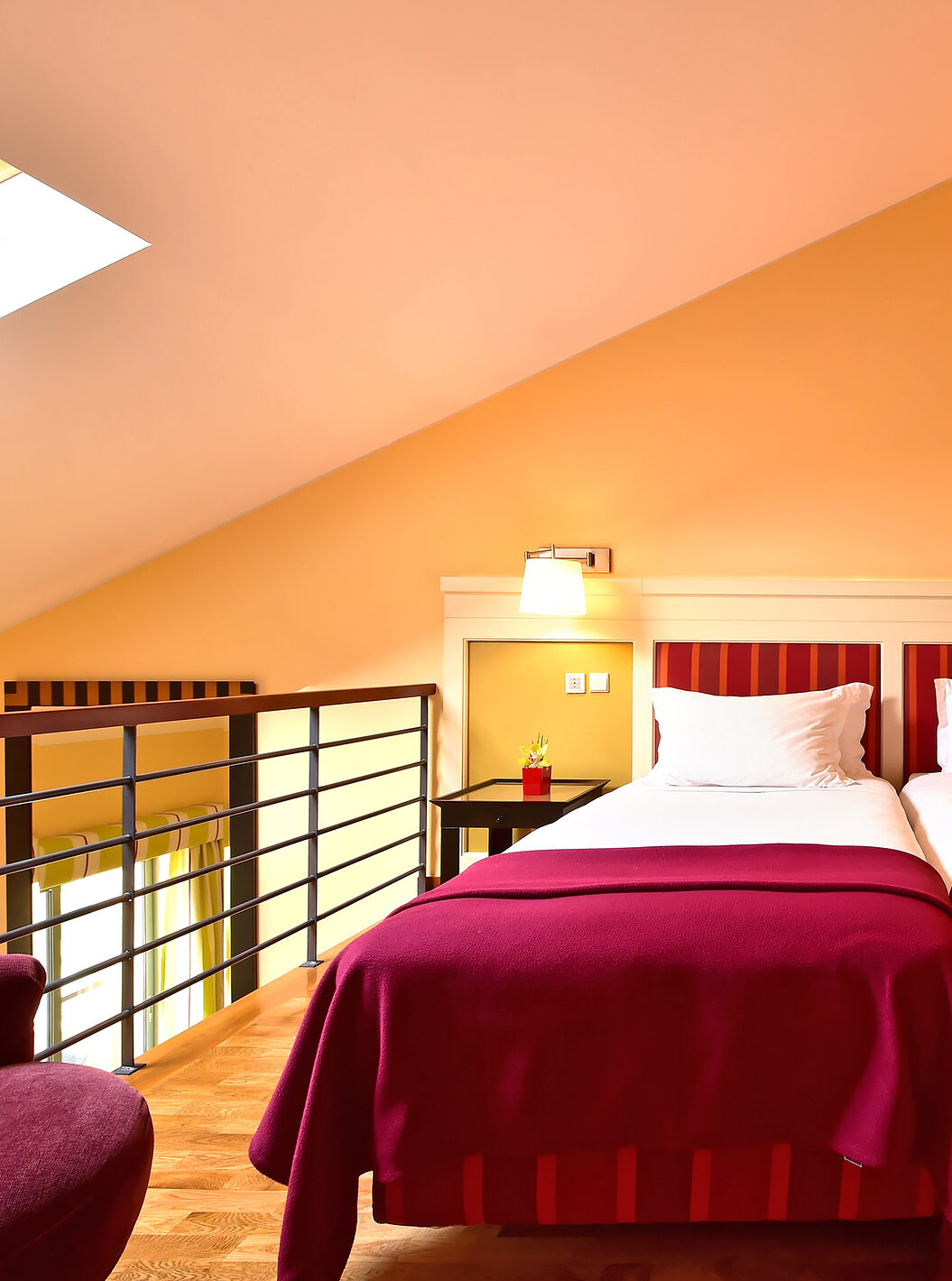 Suite Superior no Pestana Sintra Golf com duas camas individuais, iluminação suave e detalhes em madeira