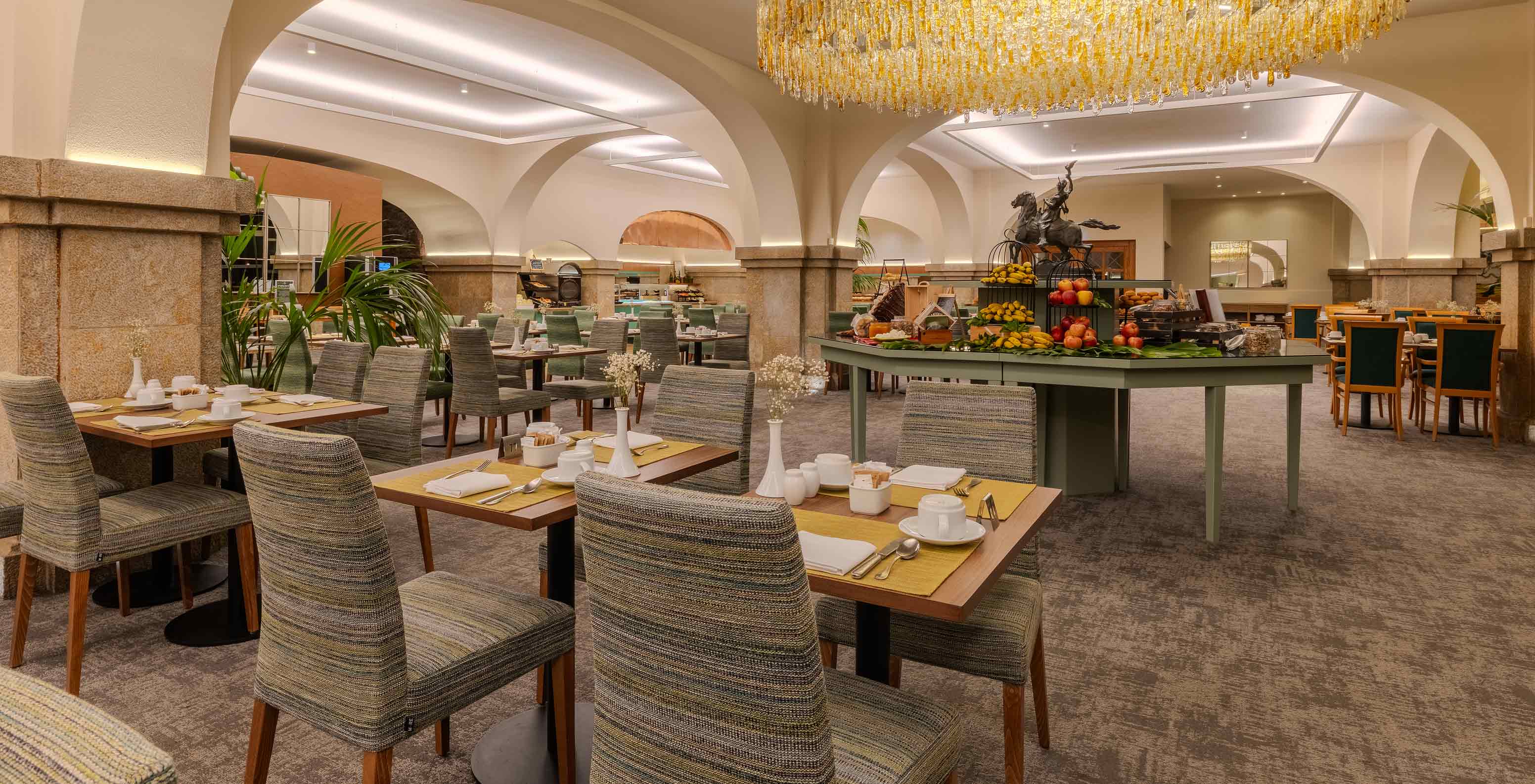 Pestana Carlton Madeira, Hotel 5 Estrelas na Madeira, restaurante amplo com mesas postas e buffet central
