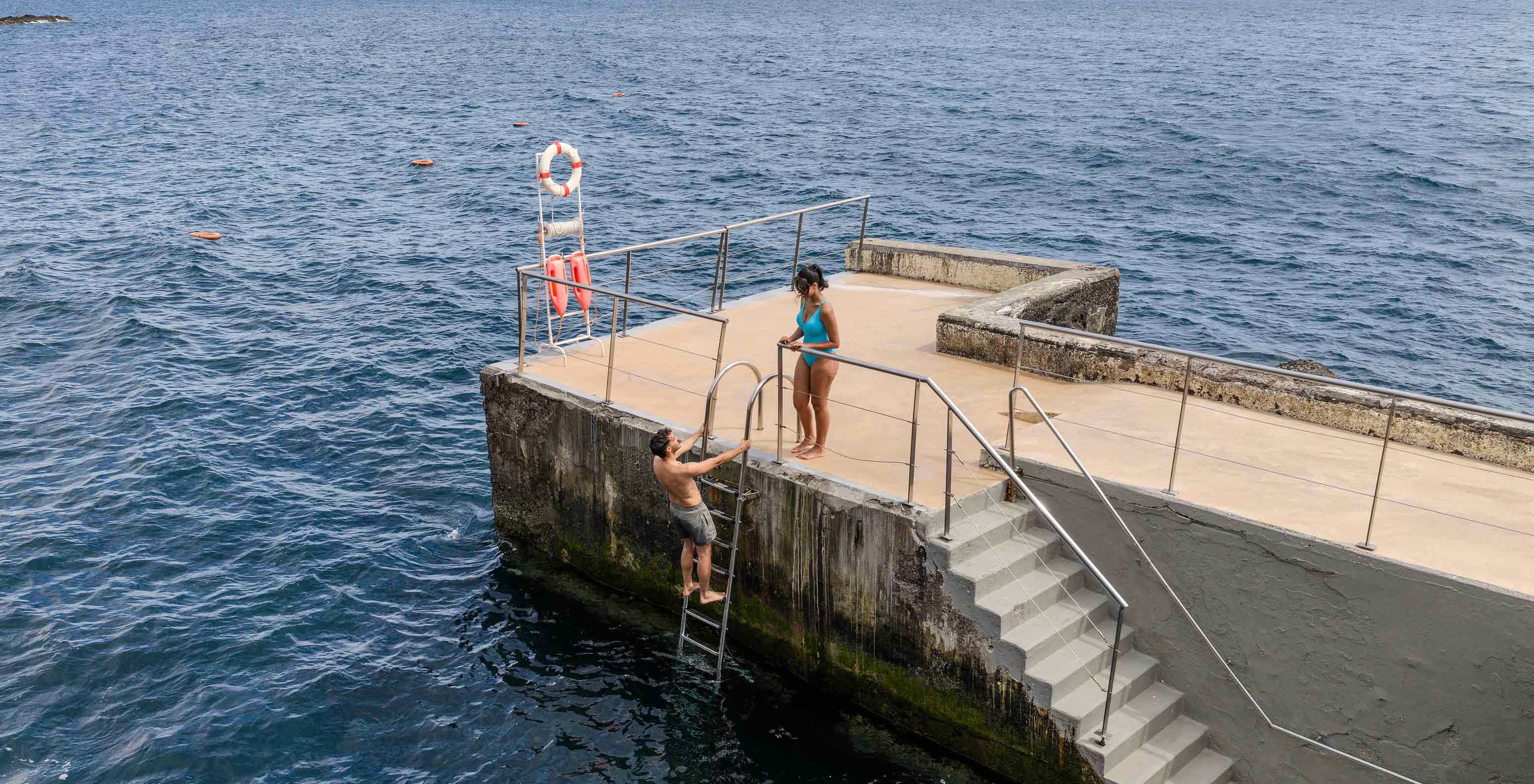 Plataforma de acesso ao mar junto ao Pestana Carlton Madeira, Hotel 5 Estrelas na Madeira com escadas sobre o oceano