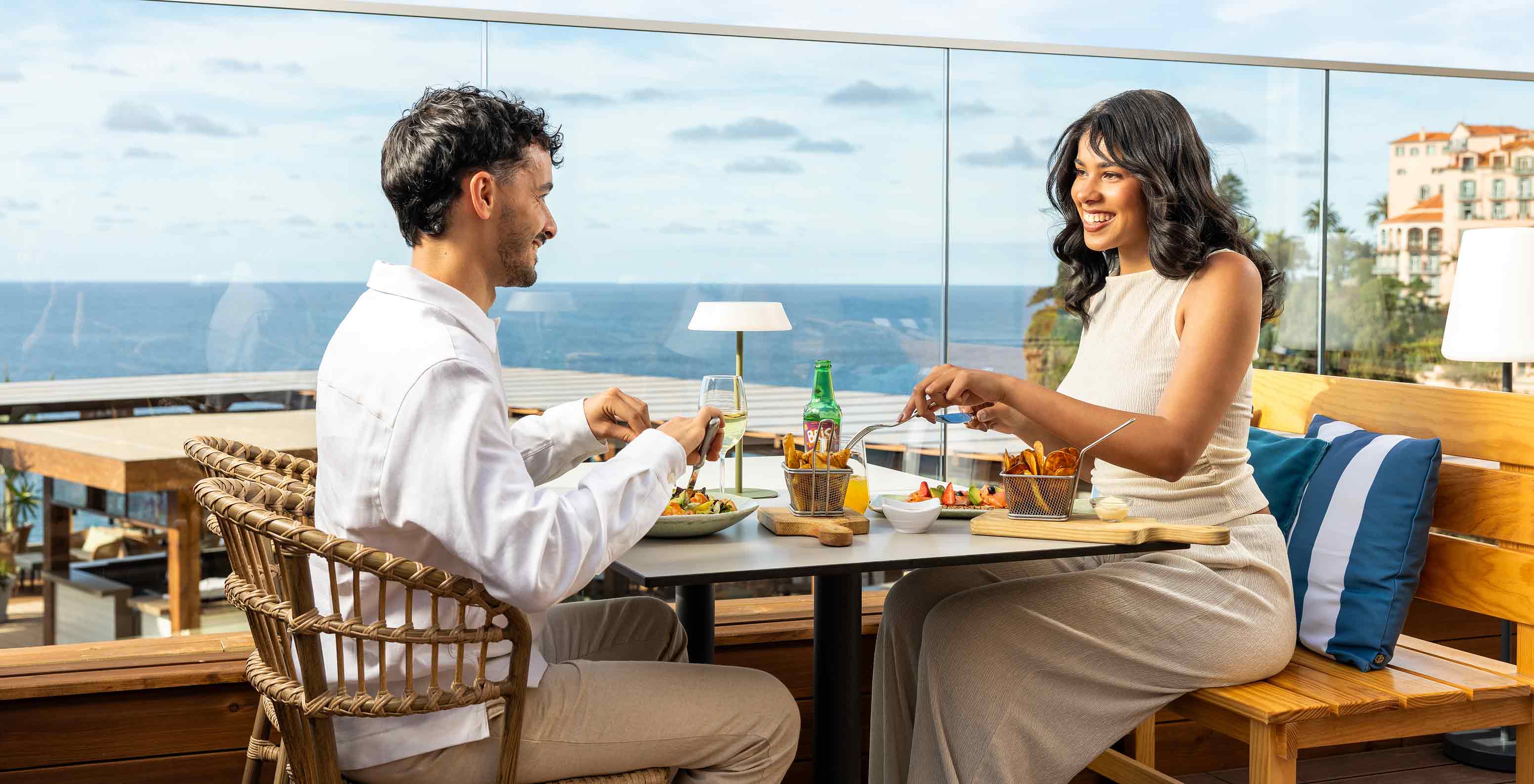 Esplanada junto ao Pestana Carlton Madeira, Hotel 5 Estrelas na Madeira, com refeições e vista mar